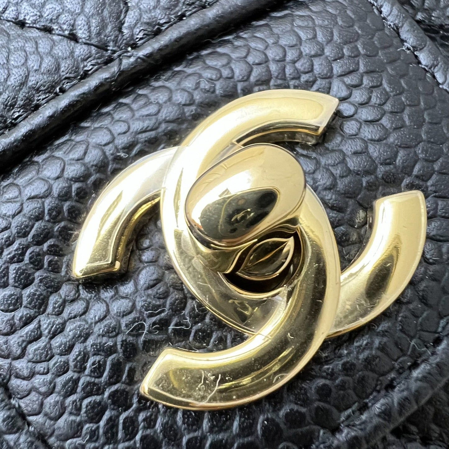 GLM-Medium Classic Flap CF in Black Caviar and GHW (Model: A01112)