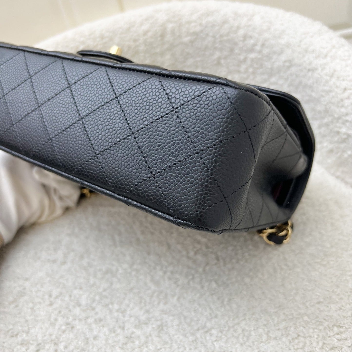 GLM-Medium Classic Flap CF in Black Caviar and GHW (Model: A01112)