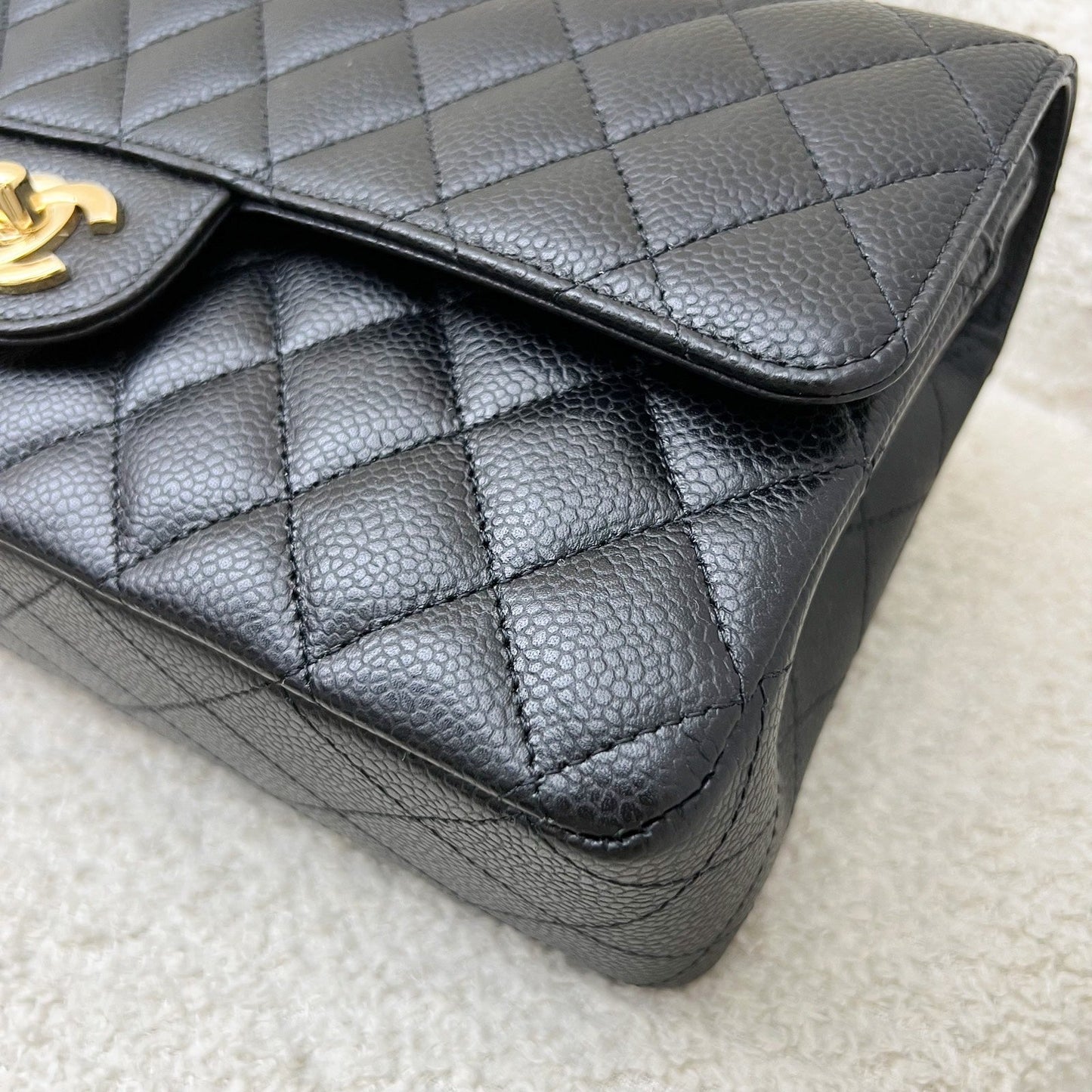 GLM-Medium Classic Flap CF in Black Caviar and GHW (Model: A01112)