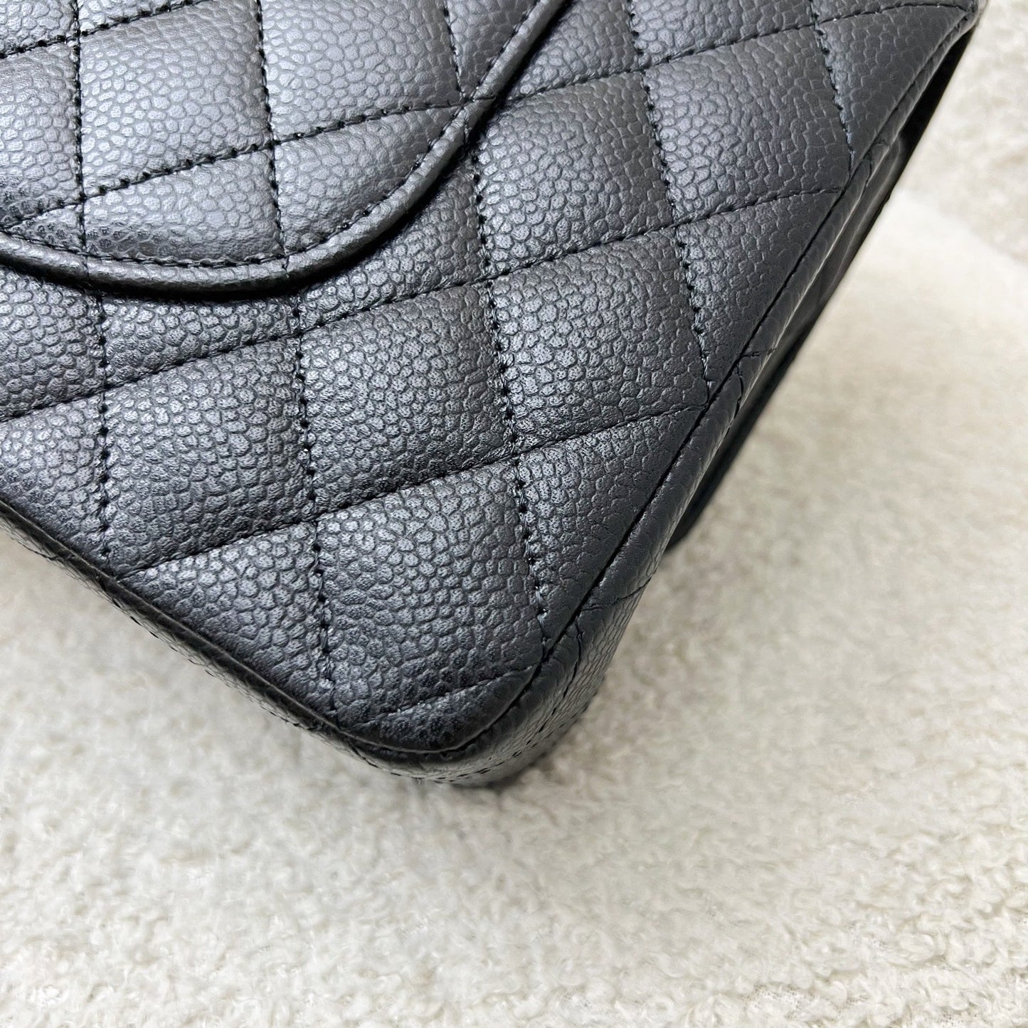 GLM-Medium Classic Flap CF in Black Caviar and GHW (Model: A01112)