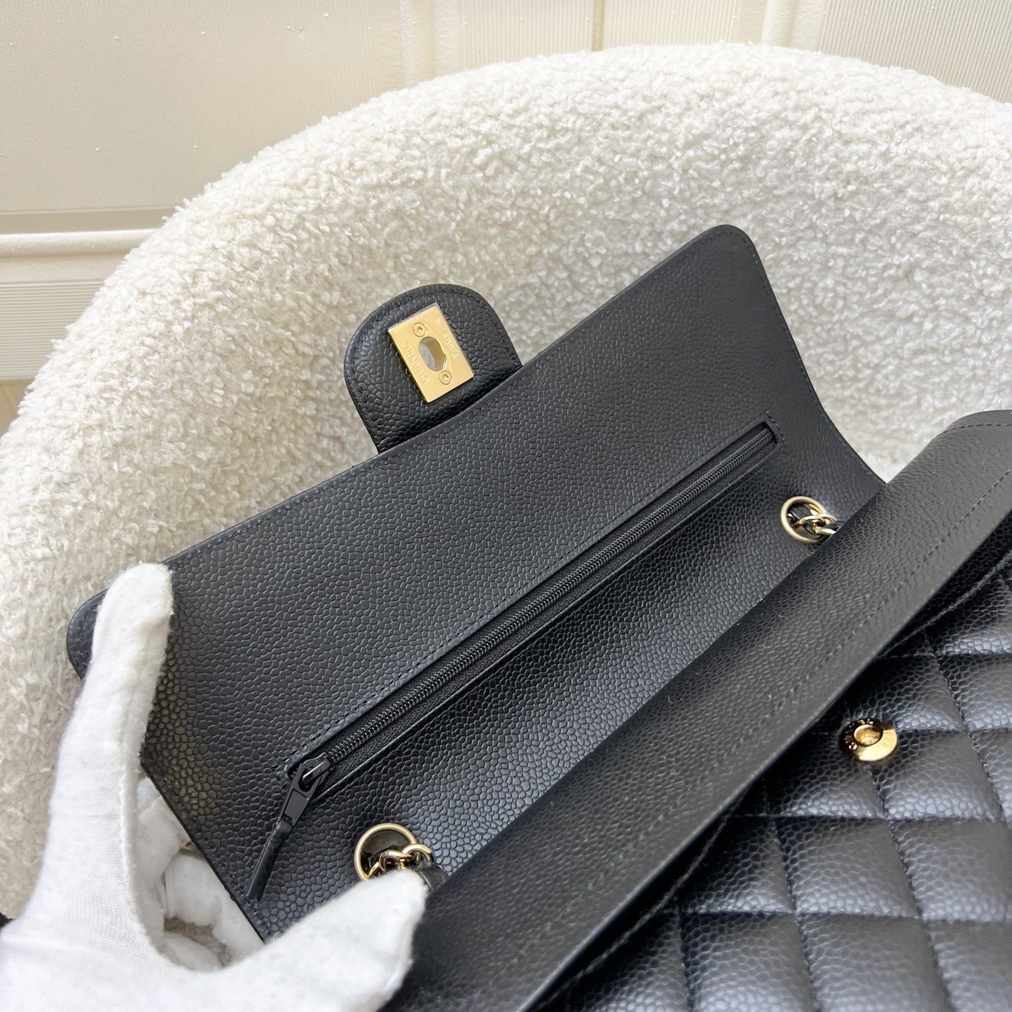 GLM-Medium Classic Flap CF in Black Caviar and GHW (Model: A01112)