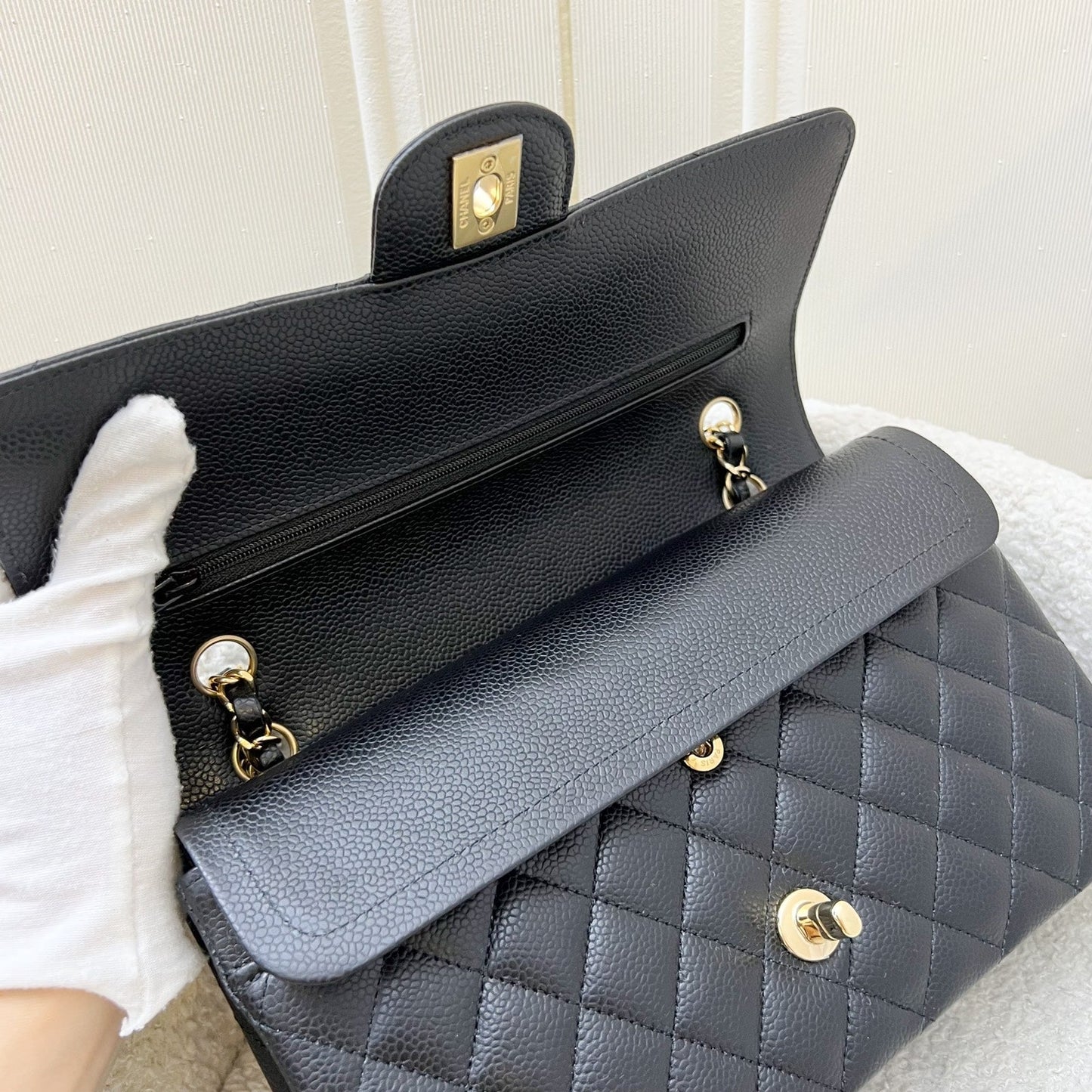 GLM-Medium Classic Flap CF in Black Caviar and GHW (Model: A01112)
