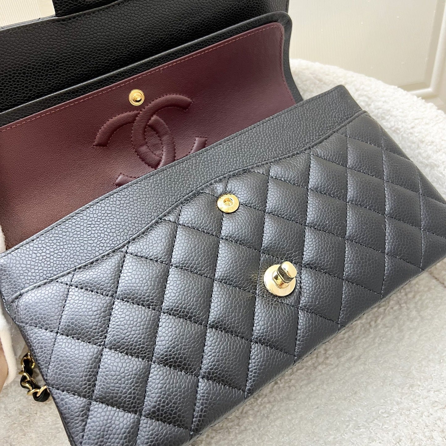 GLM-Medium Classic Flap CF in Black Caviar and GHW (Model: A01112)