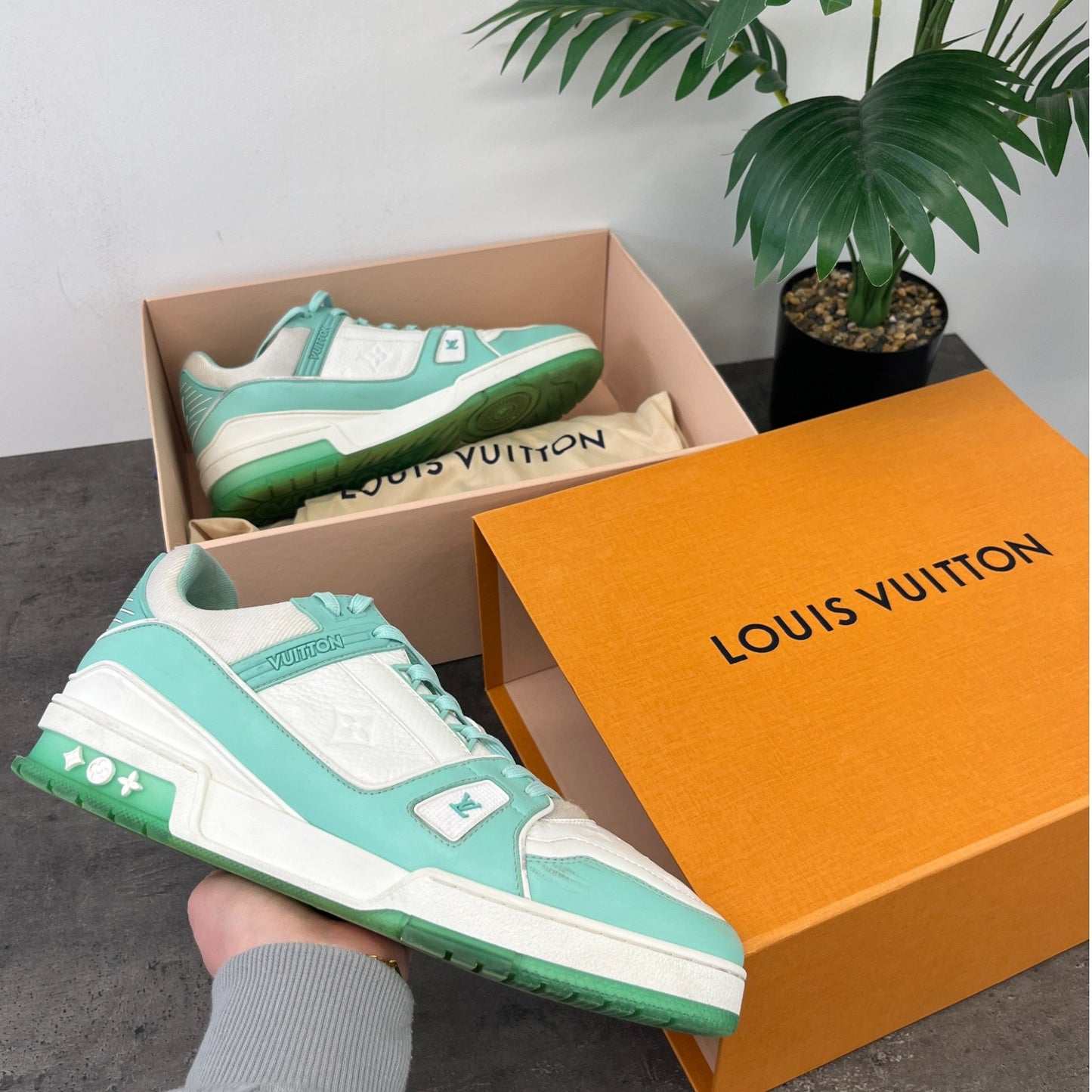 Men's Lv Low Trainers White Size EU 43 / UK 9