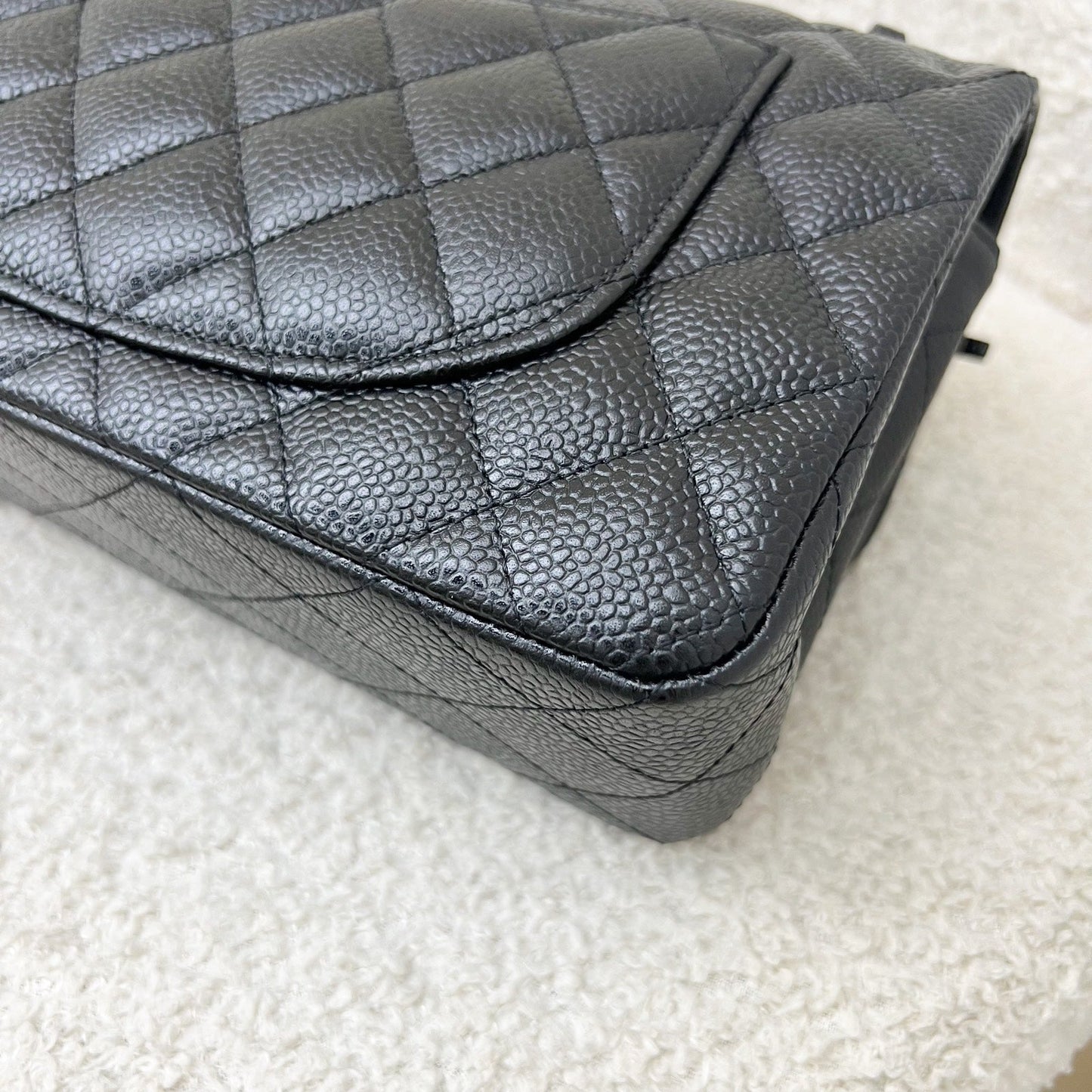 GLM-Small Classic Flap CF in Black Caviar and GHW