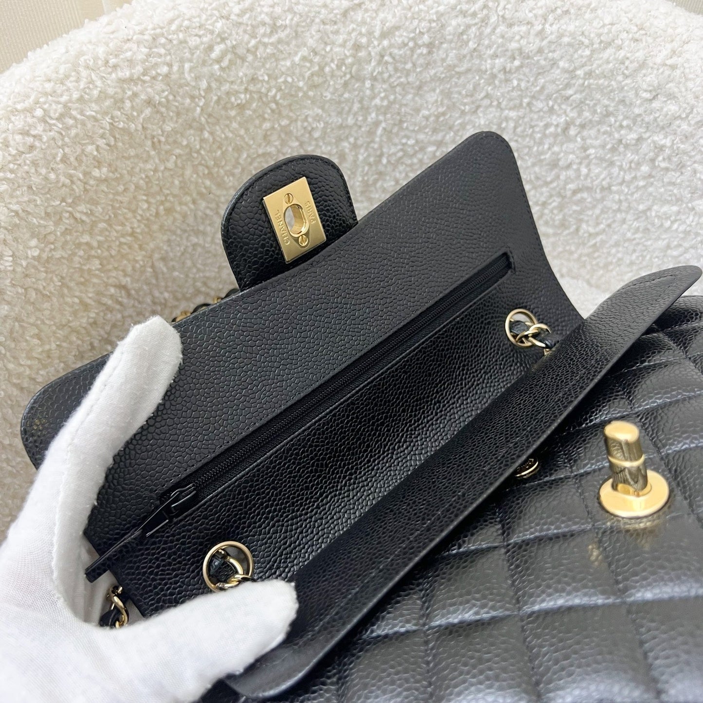 GLM-Small Classic Flap CF in Black Caviar and GHW