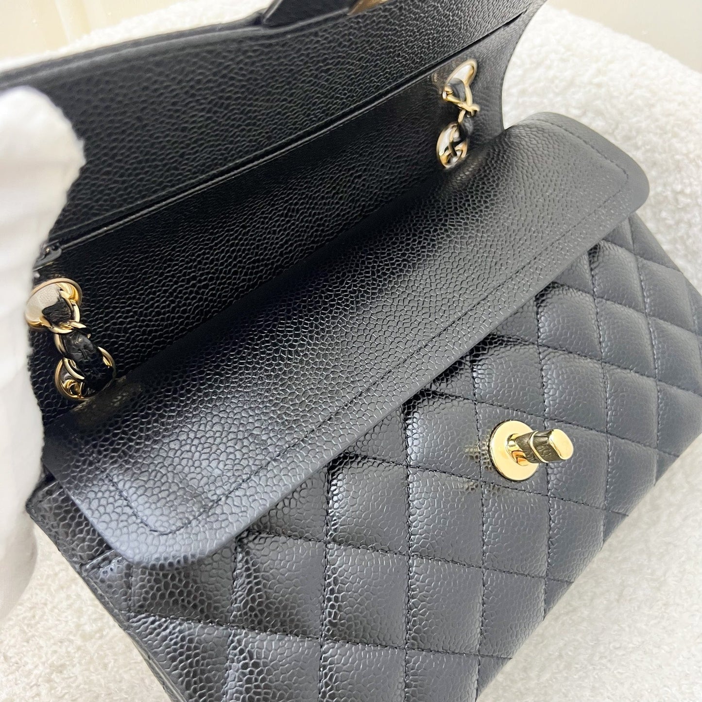 GLM-Small Classic Flap CF in Black Caviar and GHW