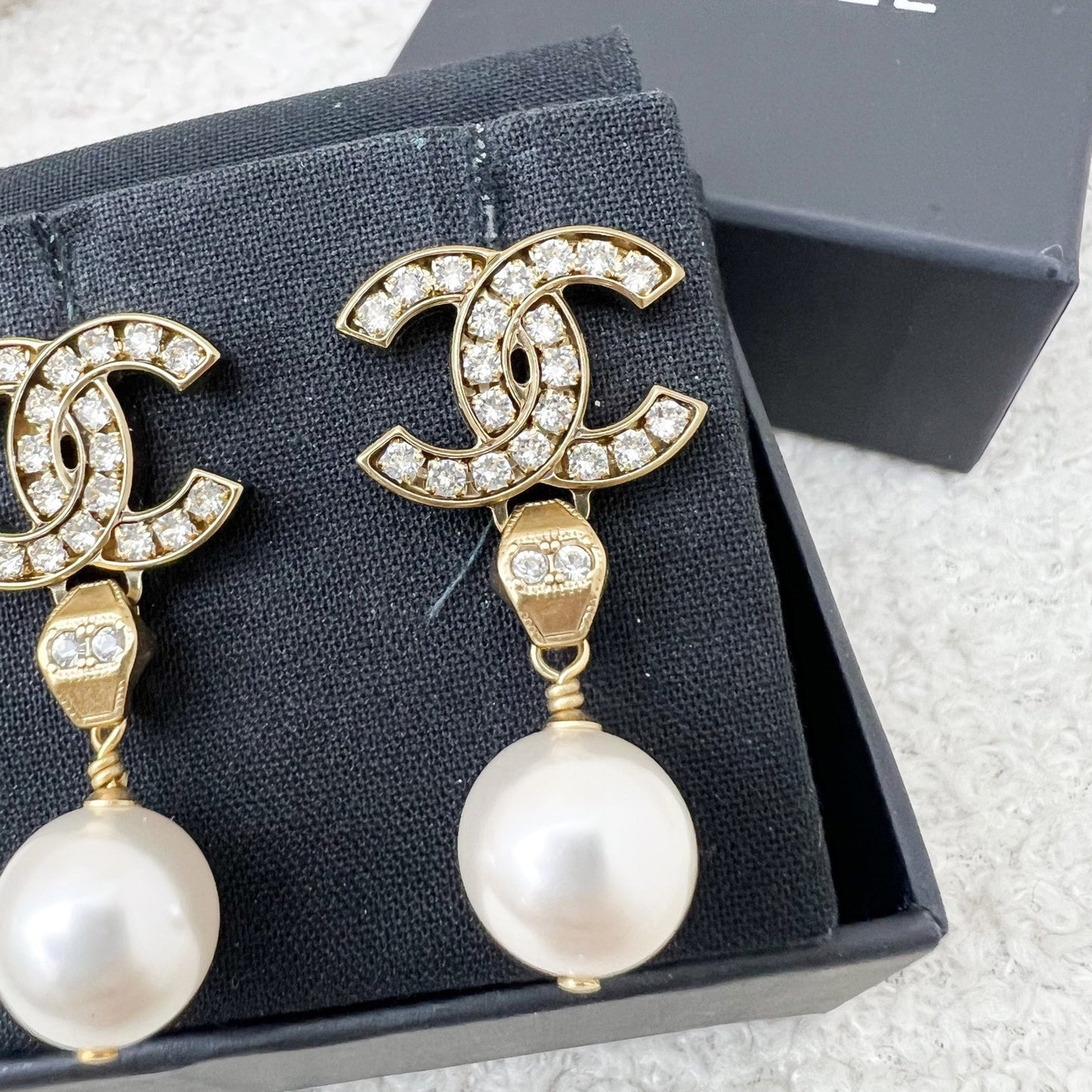 GLM-18B Dangling Earrings with Crystals, Pearl and AGHW