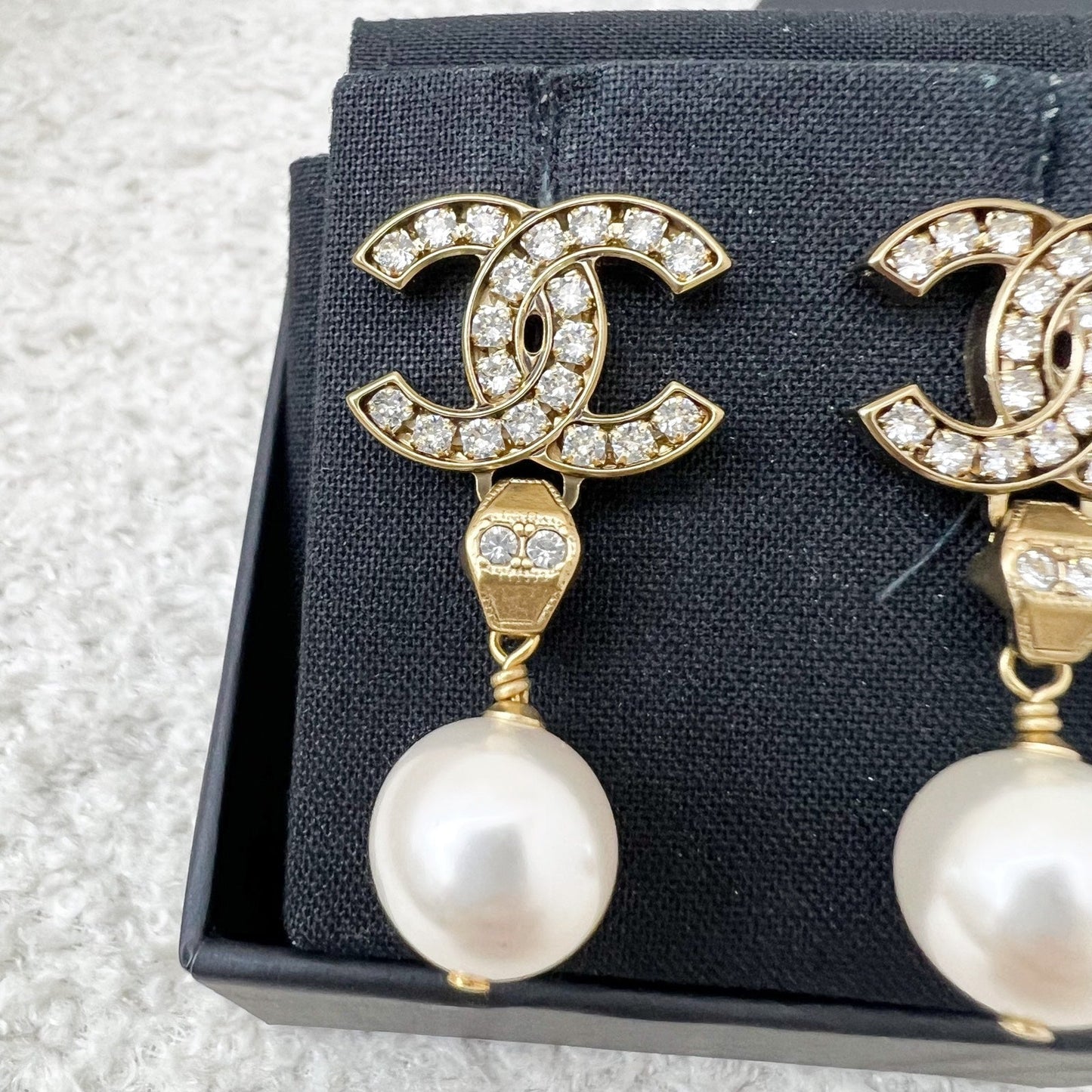 GLM-18B Dangling Earrings with Crystals, Pearl and AGHW