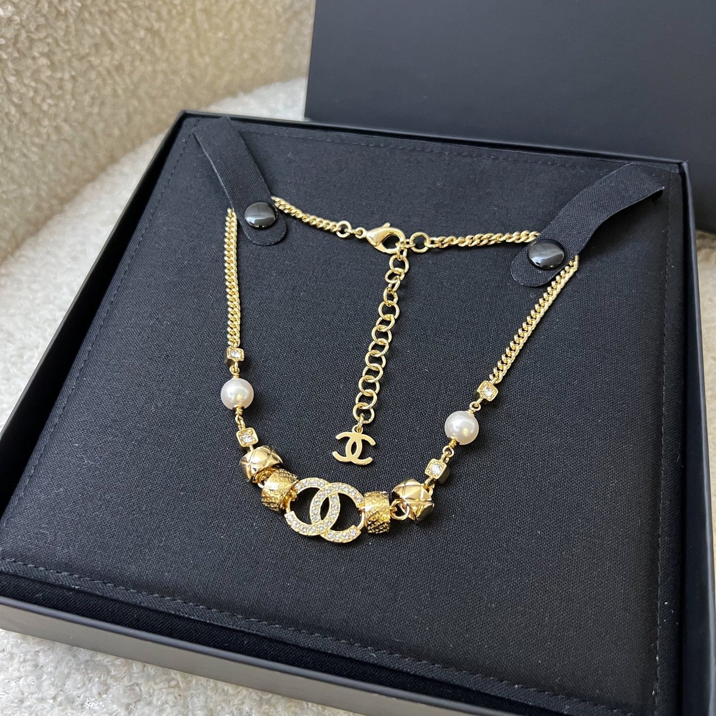 GLM-24P GLM- Logo Necklace / Choker with Diamantes and Pearls and GHW (ABD012)