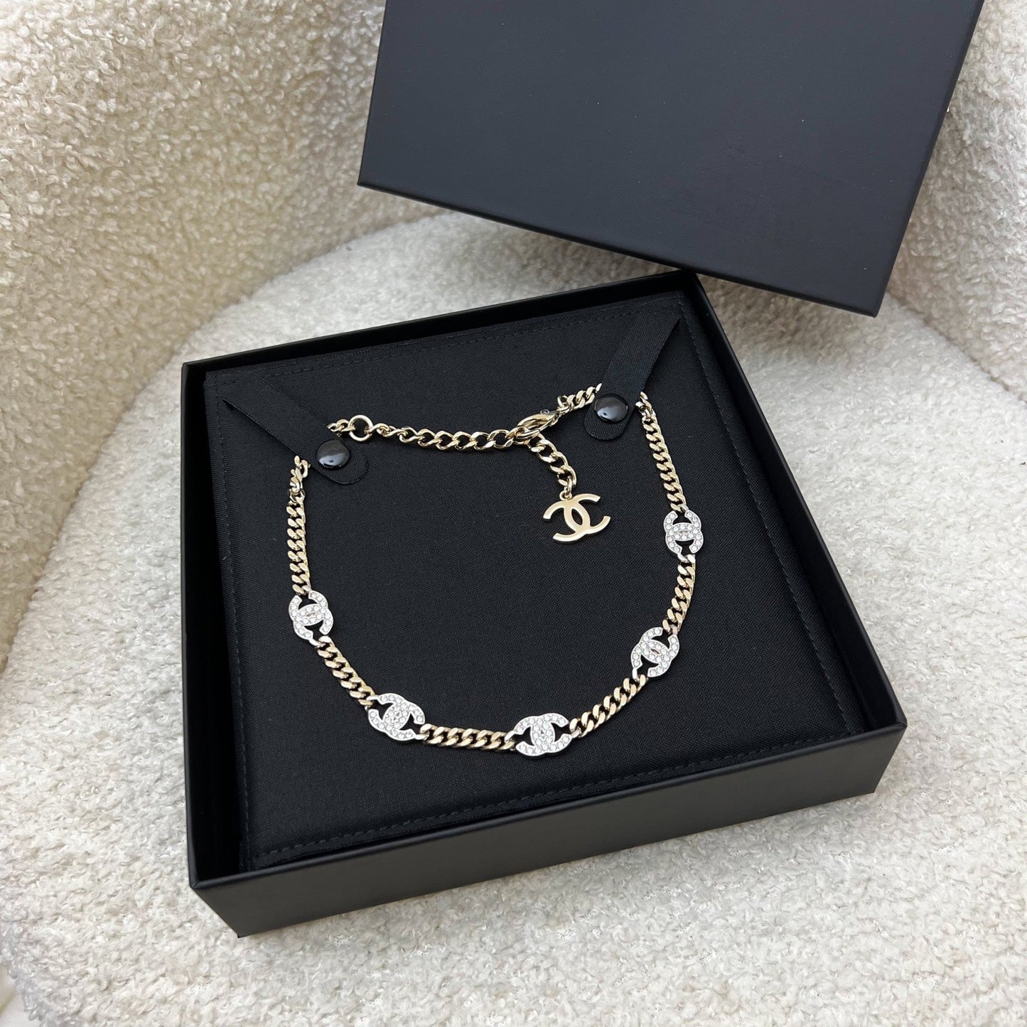 GLM-Diamantes Studded GLM- Motif Choker Necklace in LGHW (Model: AB6444)