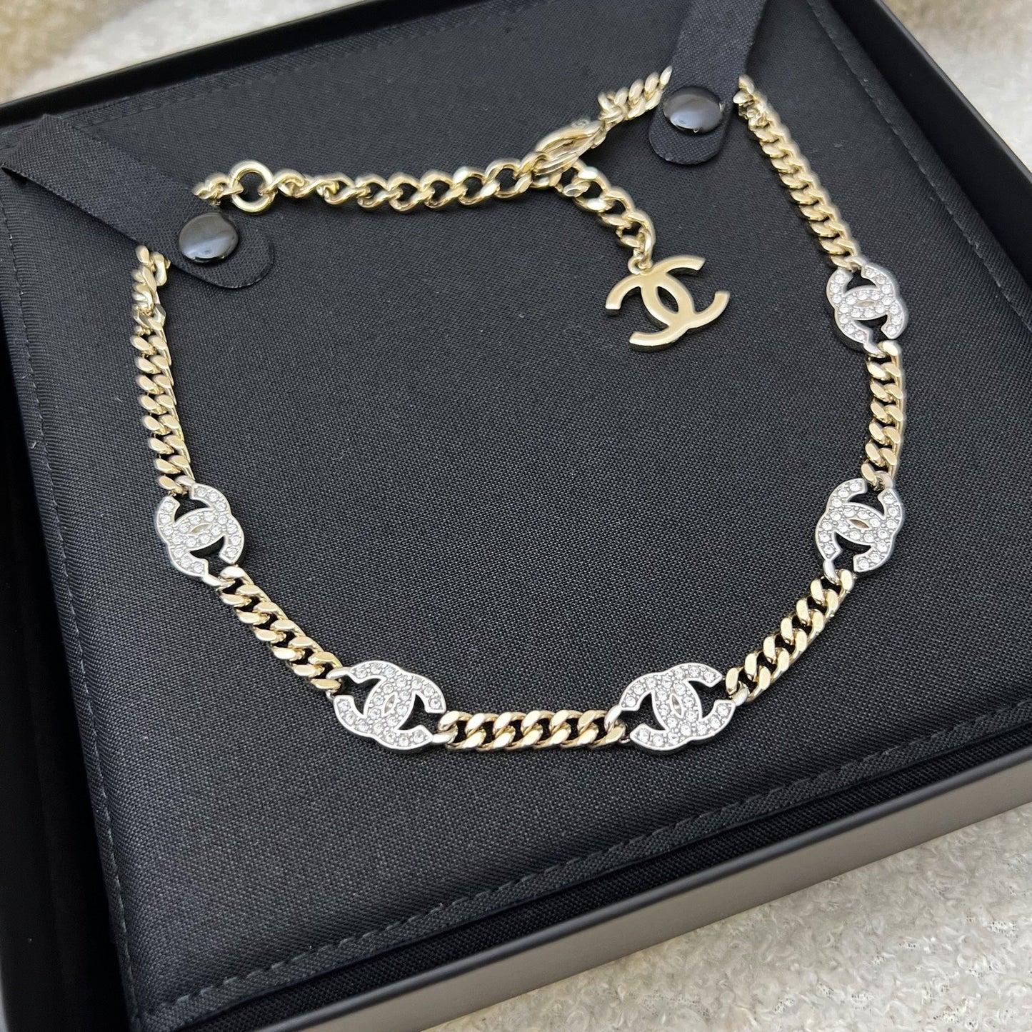 GLM-Diamantes Studded GLM- Motif Choker Necklace in LGHW (Model: AB6444)