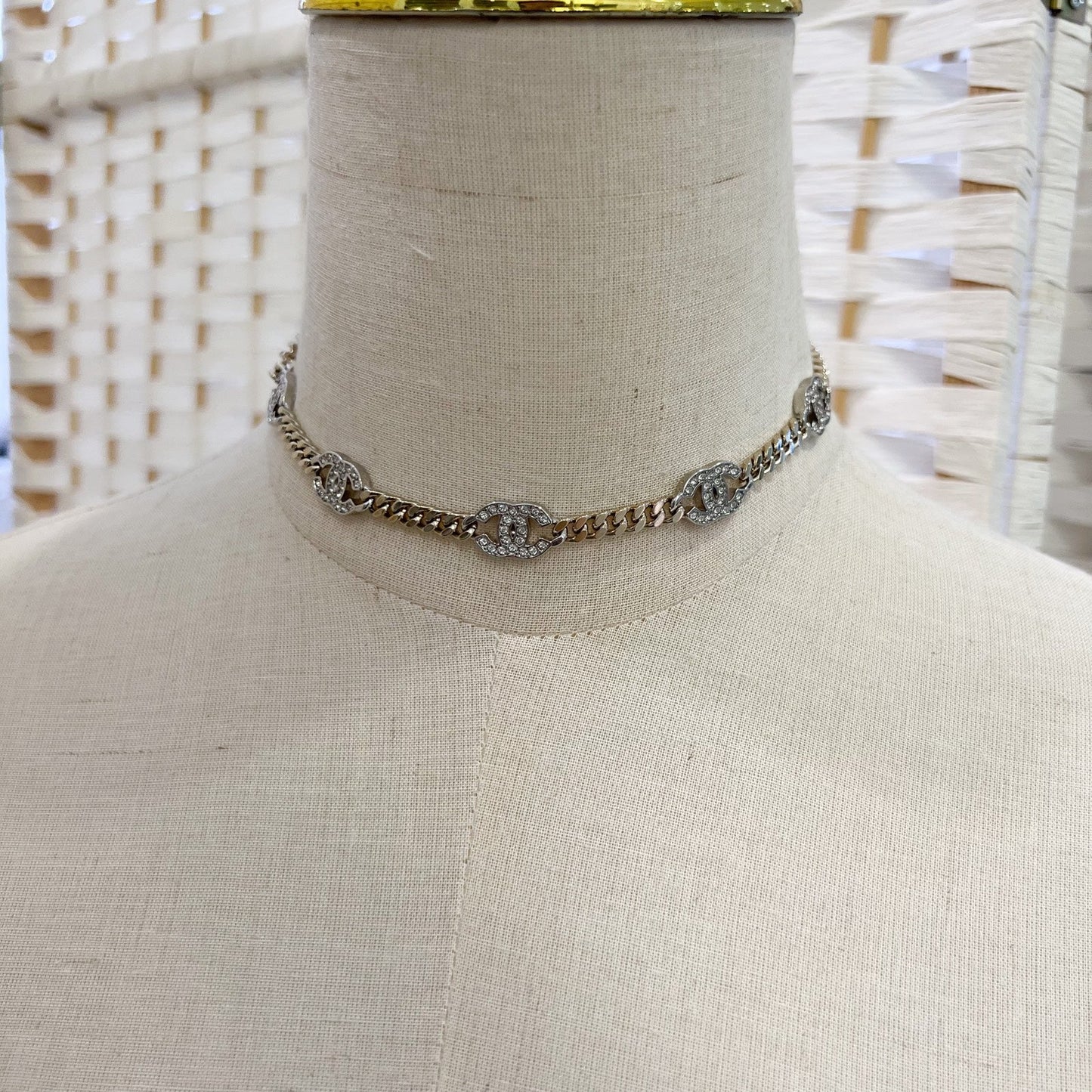 GLM-Diamantes Studded GLM- Motif Choker Necklace in LGHW (Model: AB6444)