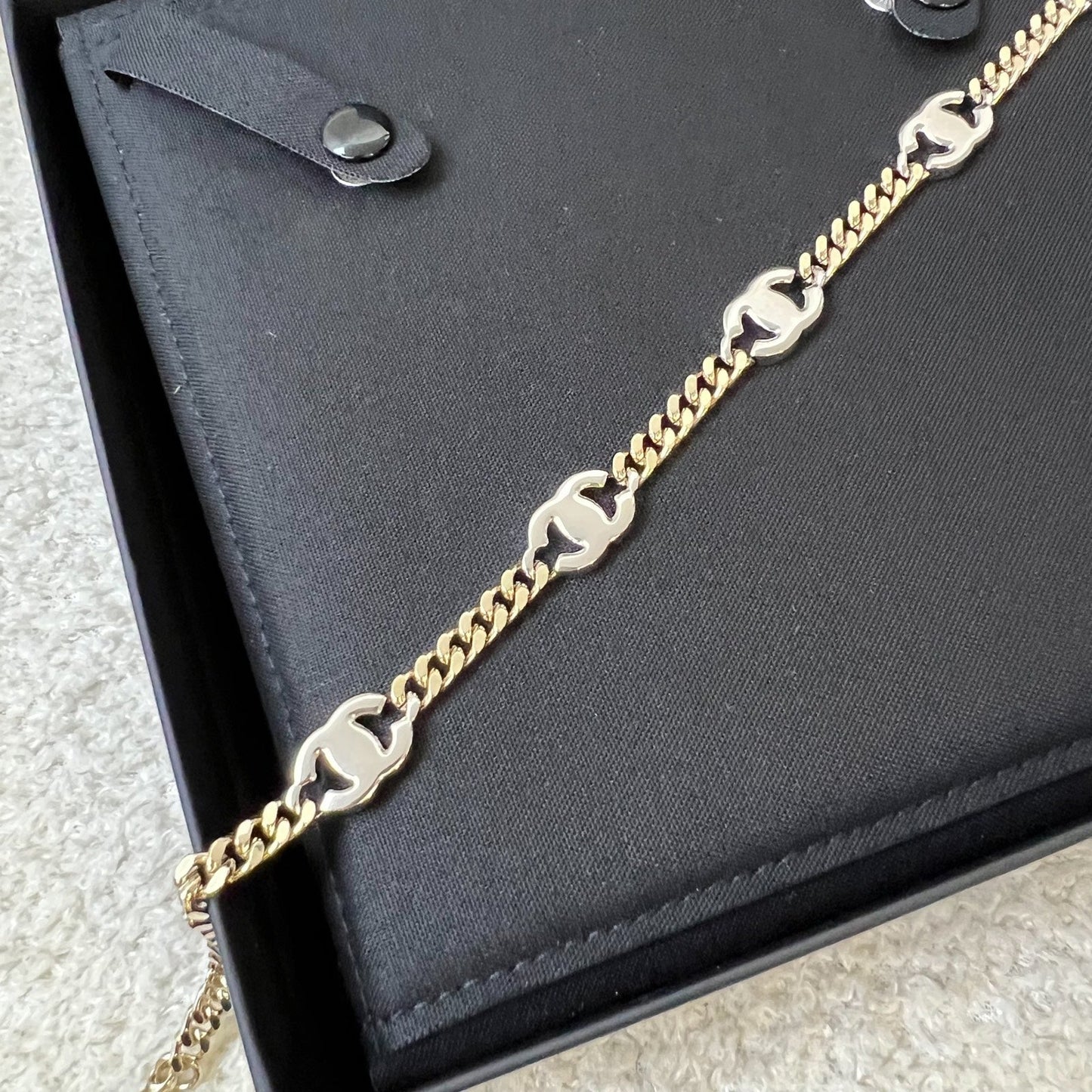 GLM-Diamantes Studded GLM- Motif Choker Necklace in LGHW (Model: AB6444)