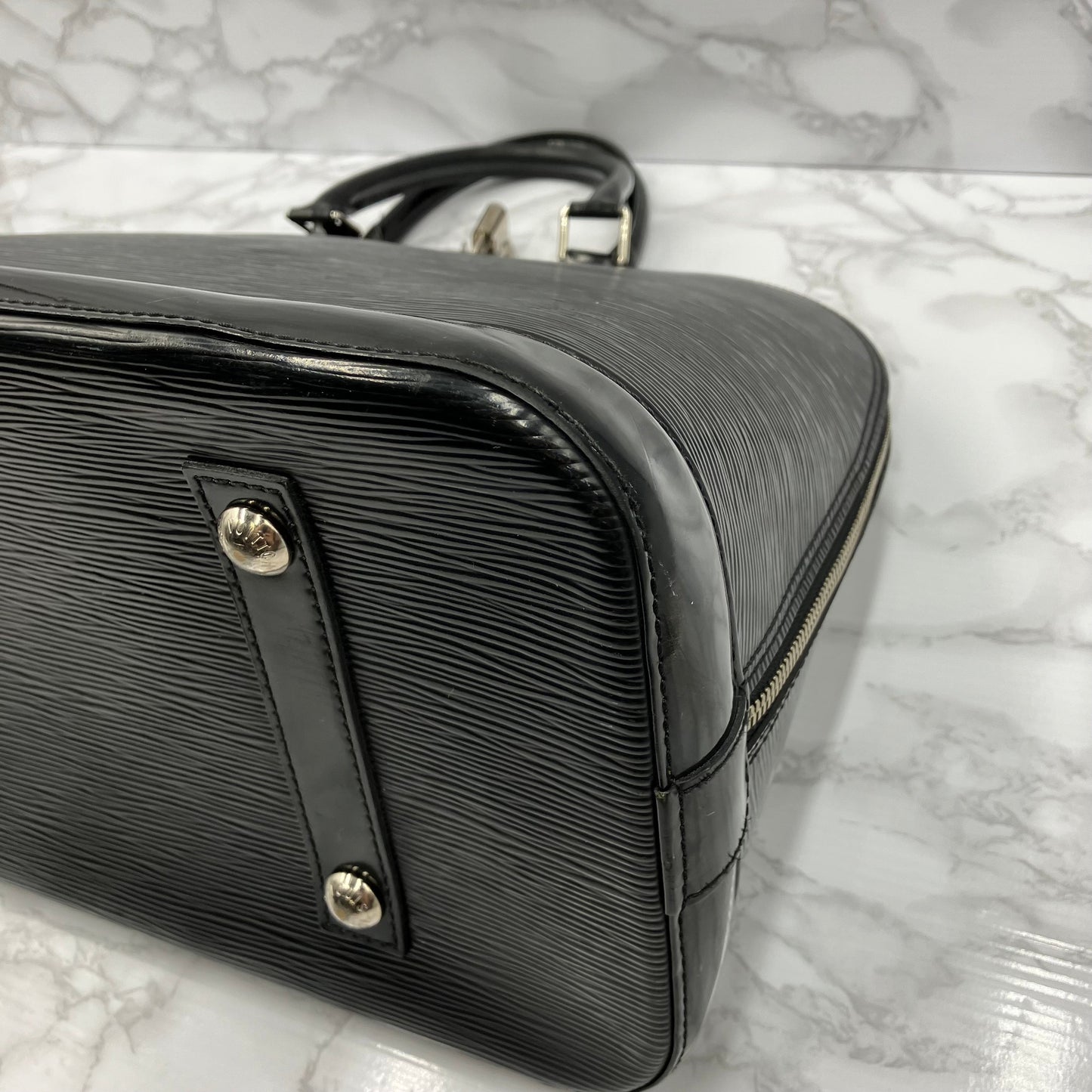 LOUISU VUITTON Epi Alma MM handbag