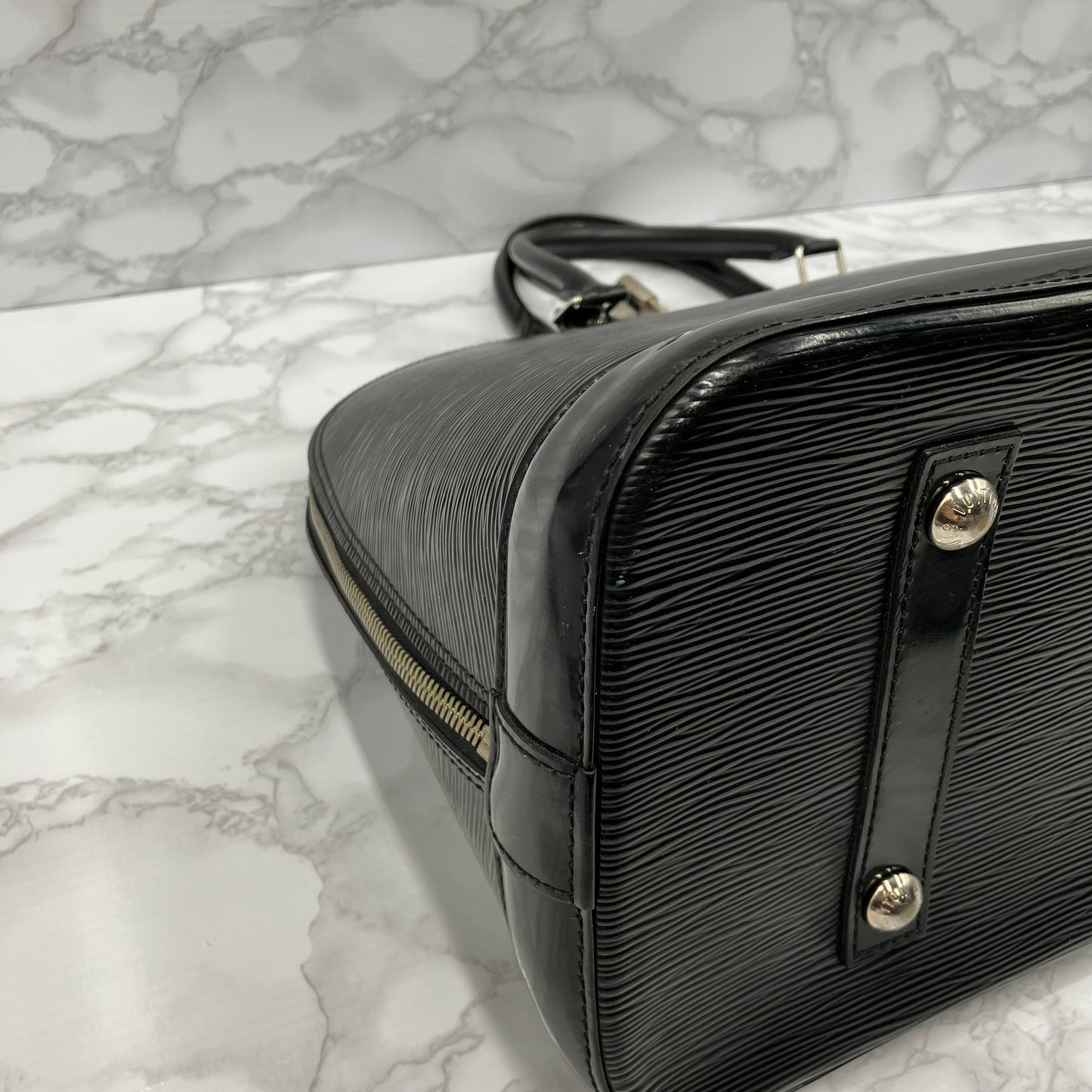 LOUISU VUITTON Epi Alma MM handbag