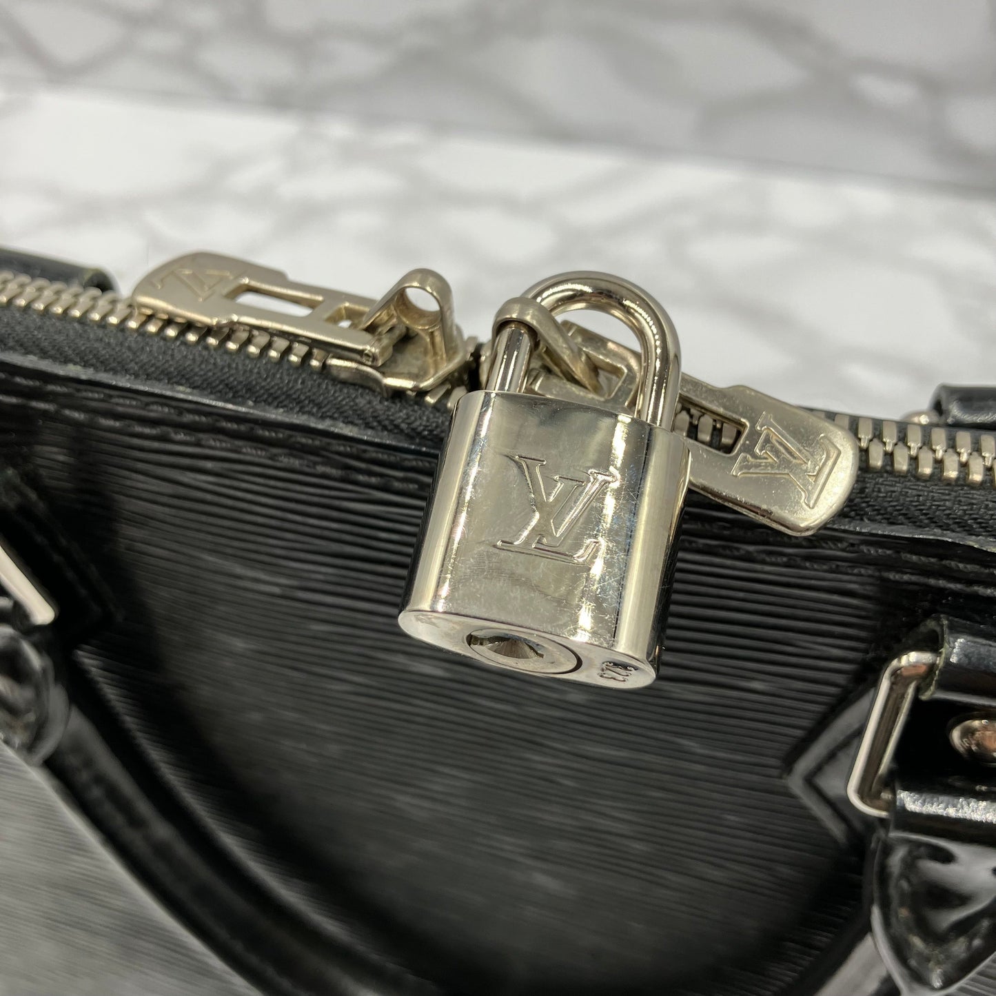LOUISU VUITTON Epi Alma MM handbag