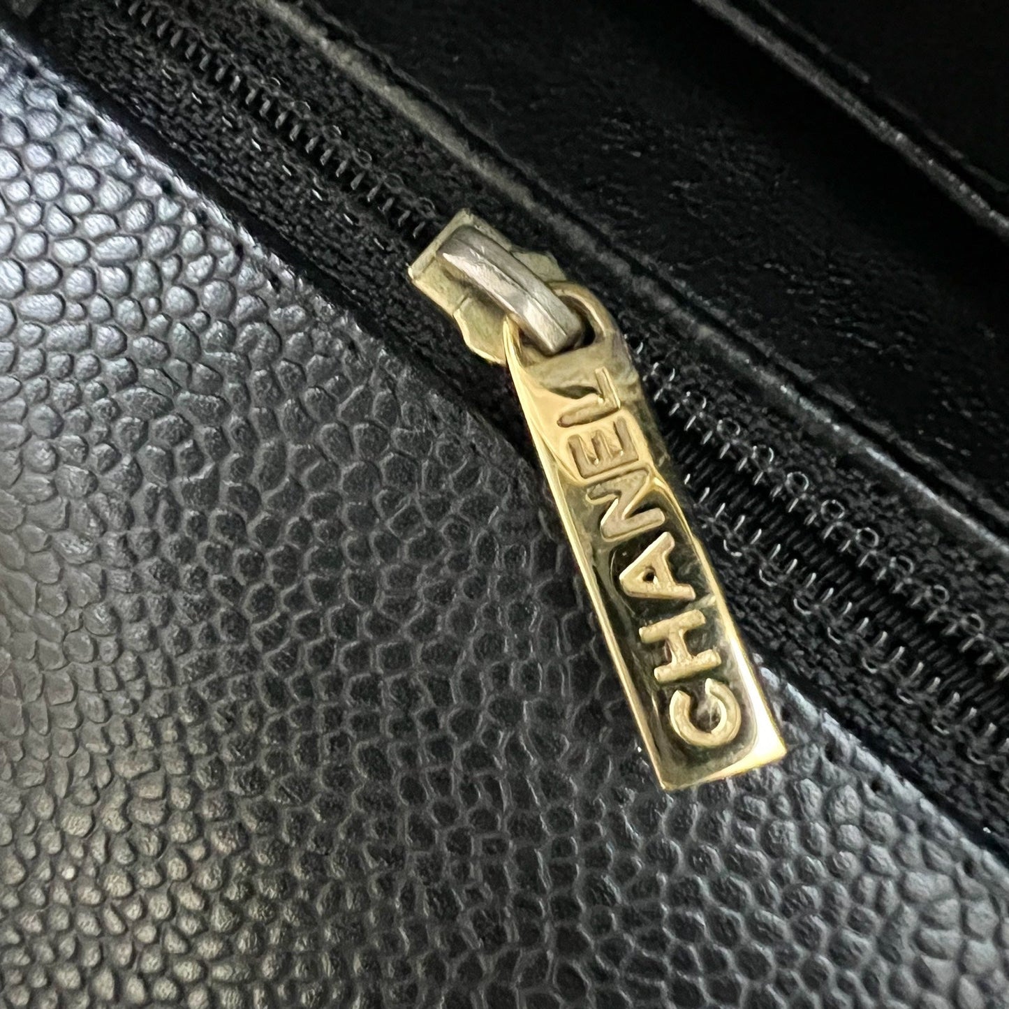 GLM-Classic Maxi Single Flap in Black Caviar and GHW