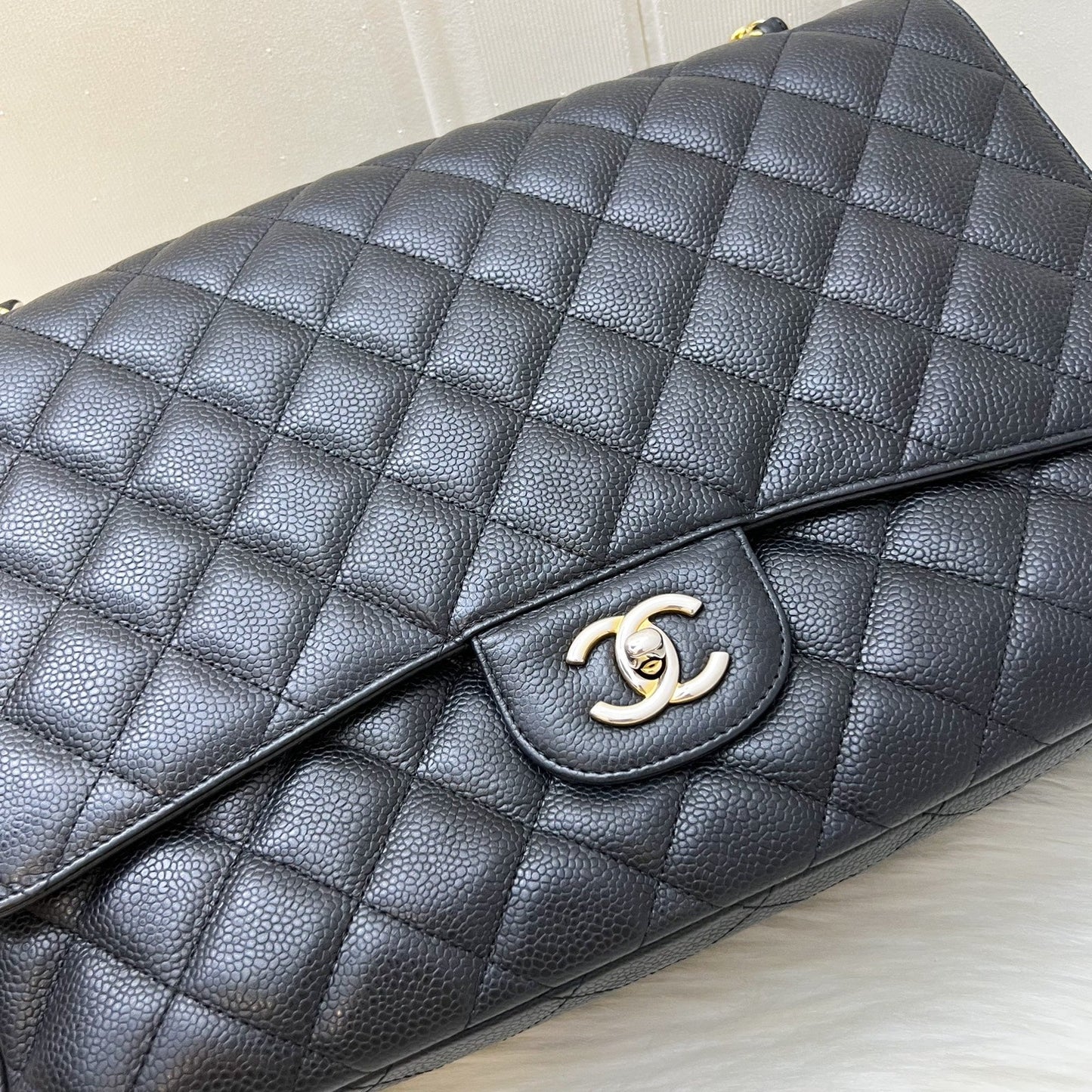 GLM-Classic Maxi Single Flap in Black Caviar and GHW