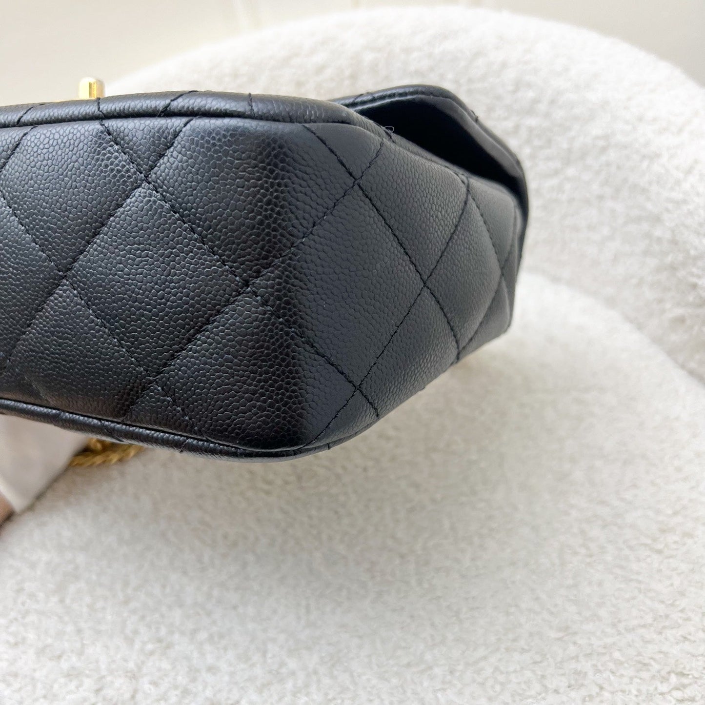 GLM-23P / 24P Heart Adjustable Chain Small / Medium 24cm Flap Bag in Black Caviar AGHW (Model: AS3921)
