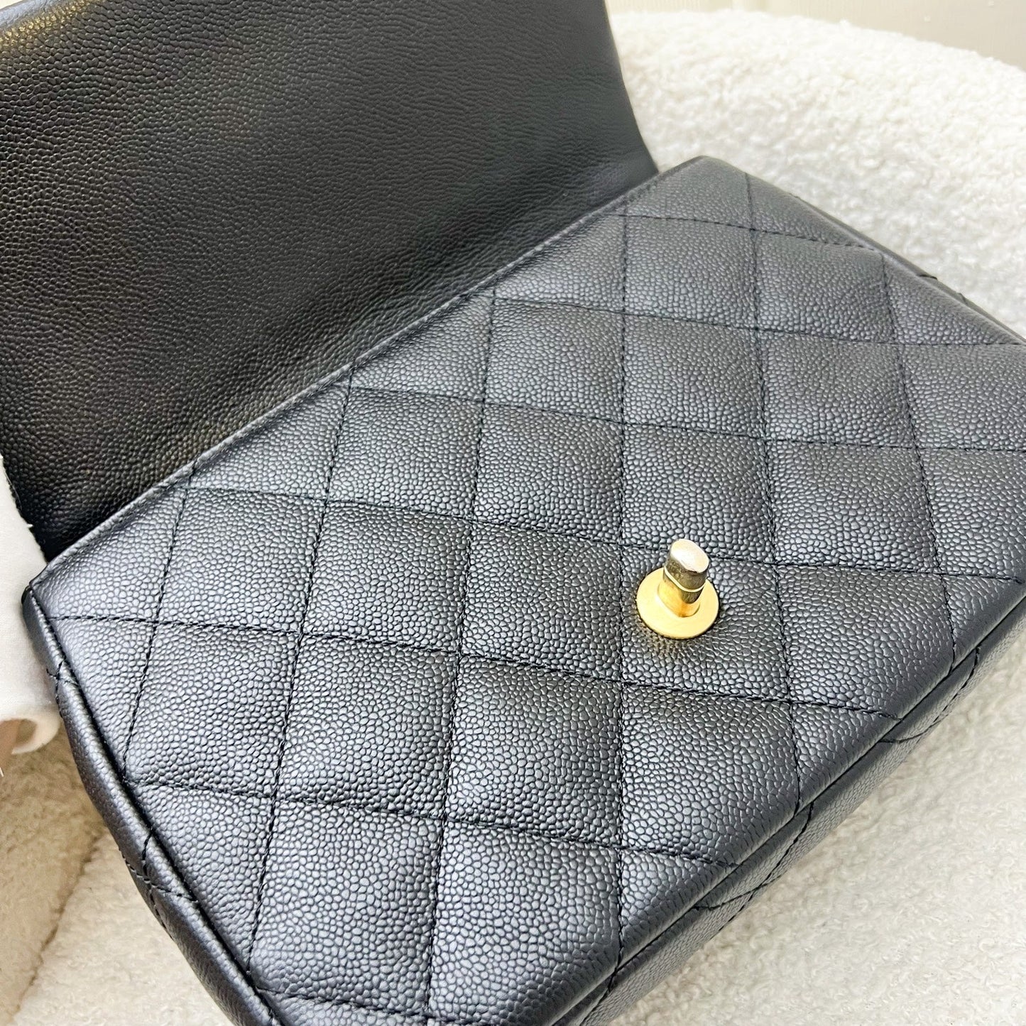 GLM-23P / 24P Heart Adjustable Chain Small / Medium 24cm Flap Bag in Black Caviar AGHW (Model: AS3921)