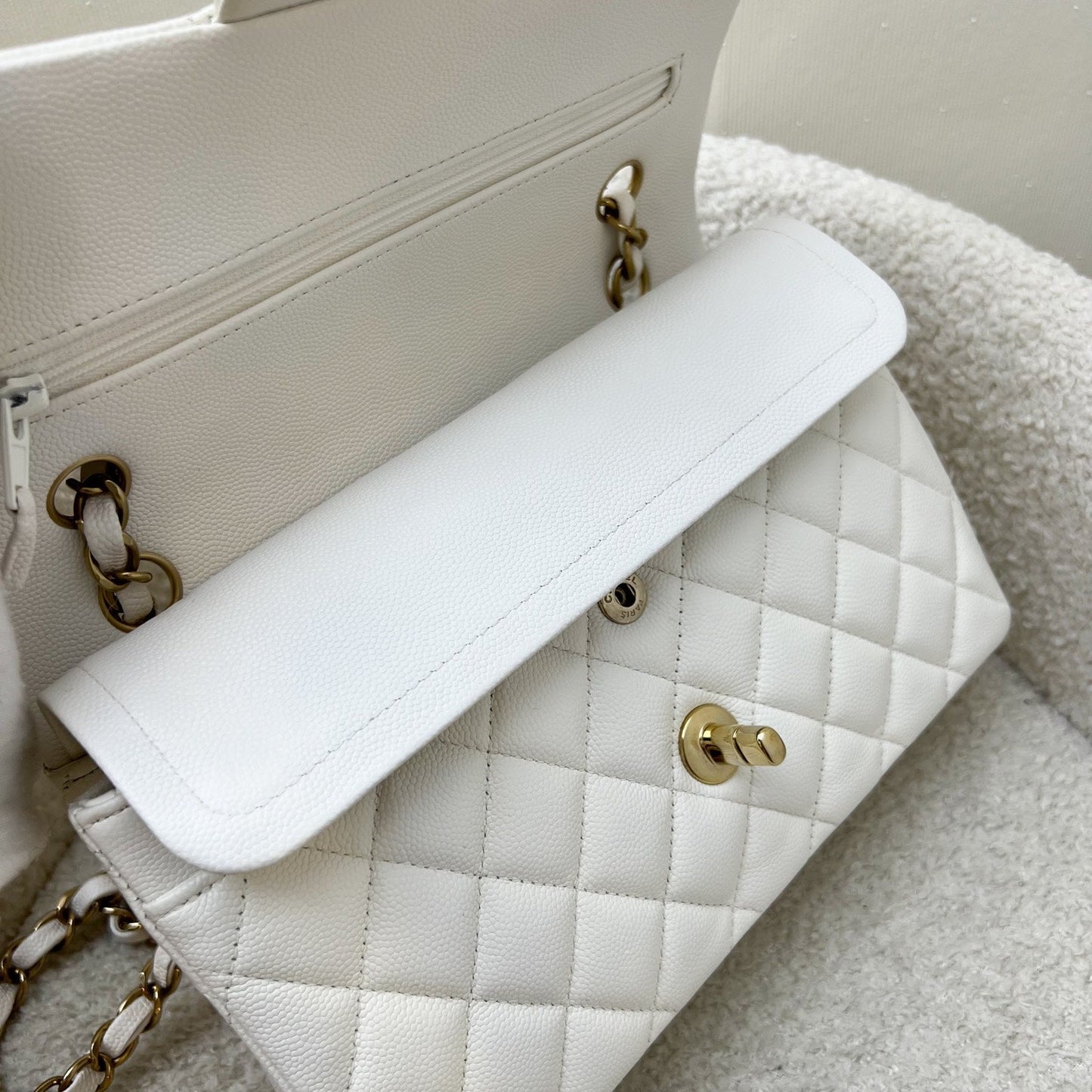 GLM-Small Classic Flap CF in White Caviar and LGHW