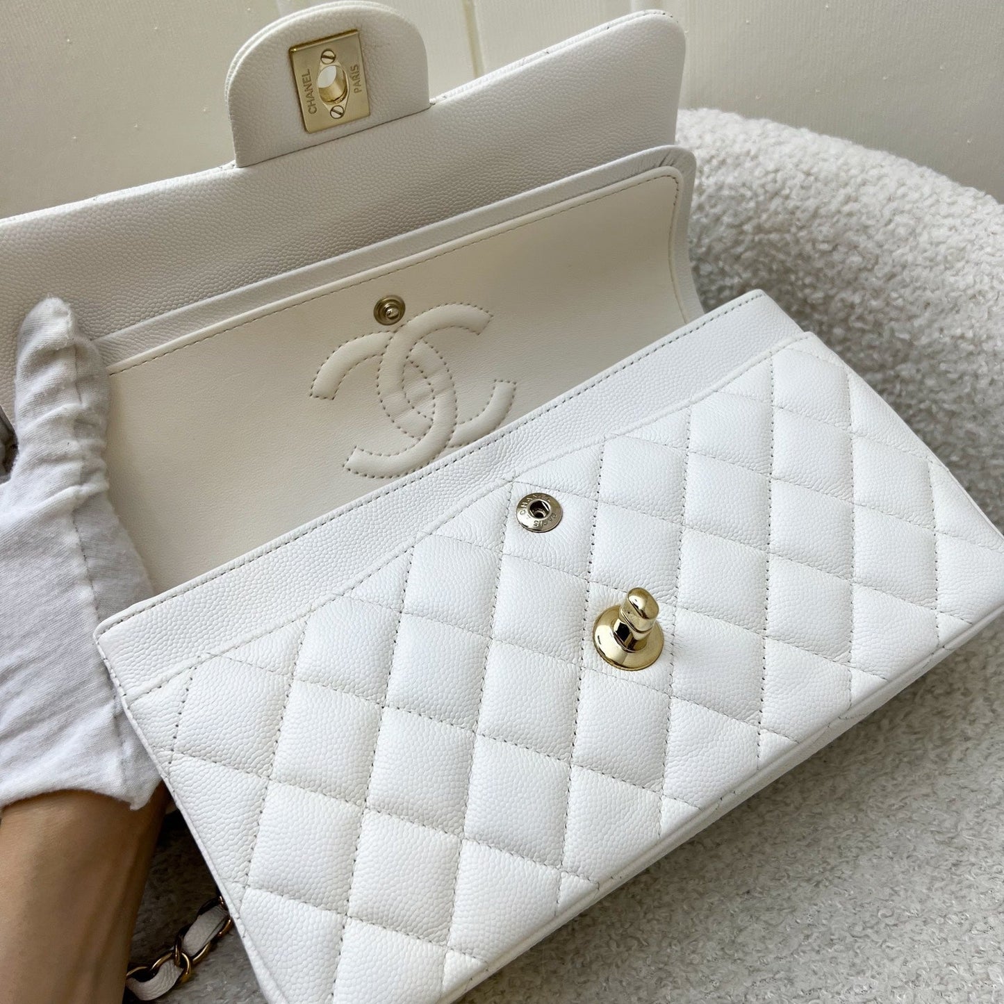 GLM-Small Classic Flap CF in White Caviar and LGHW