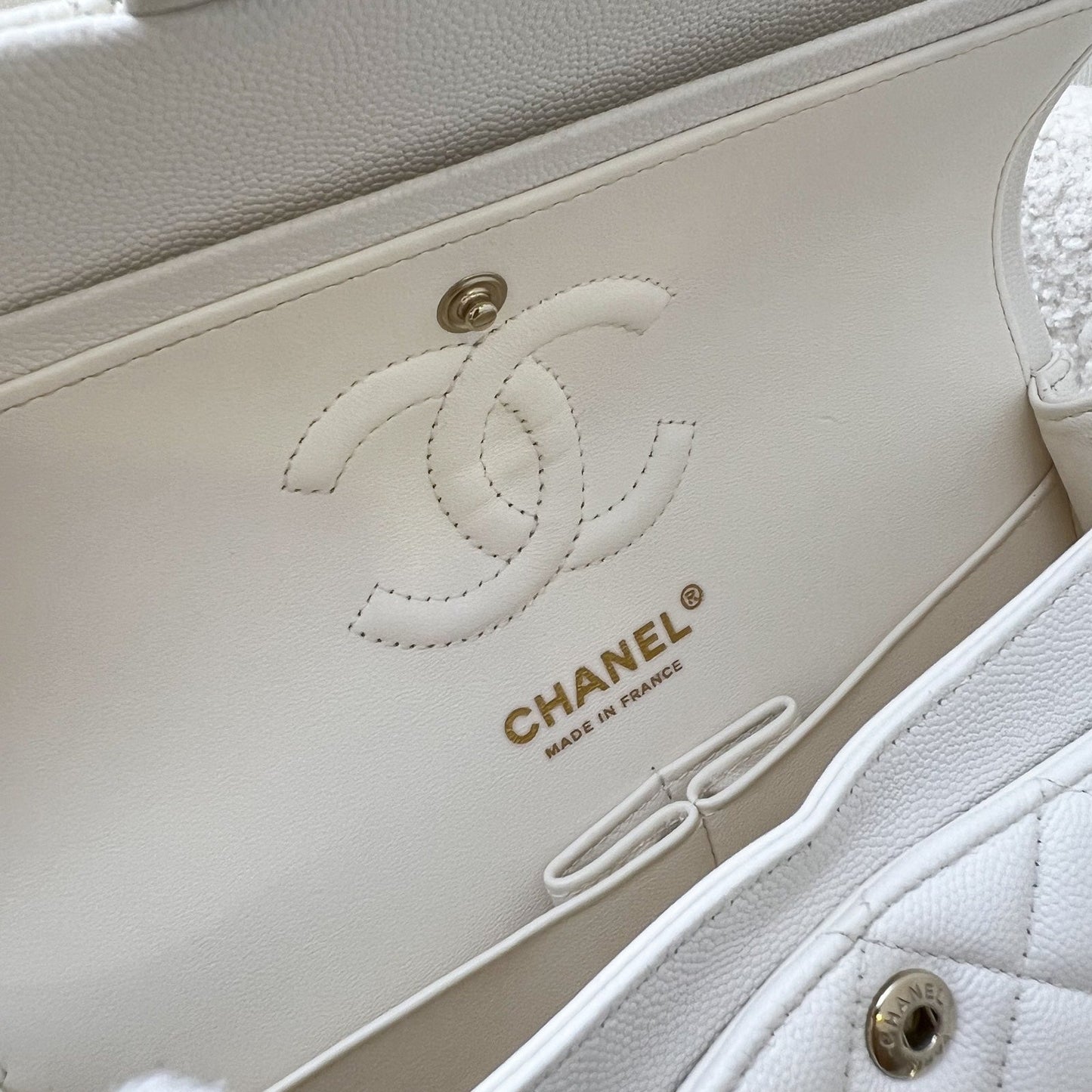 GLM-Small Classic Flap CF in White Caviar and LGHW
