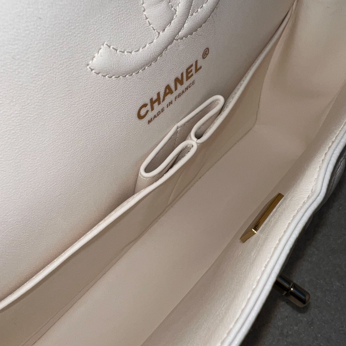 GLM-Small Classic Flap CF in White Caviar and LGHW