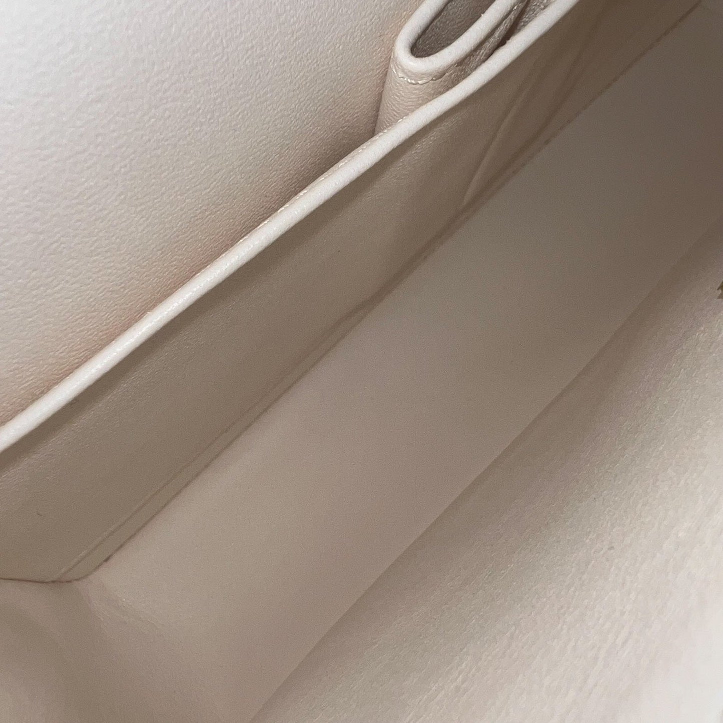 GLM-Small Classic Flap CF in White Caviar and LGHW