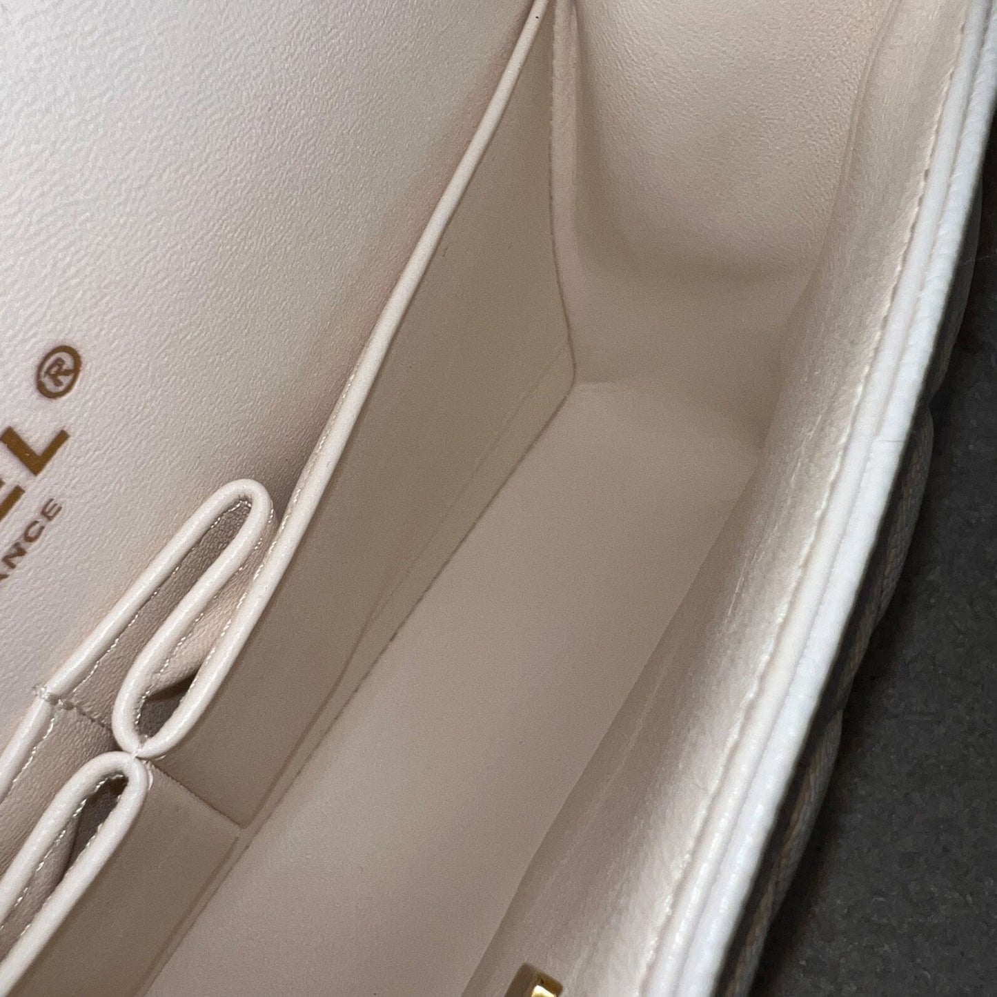GLM-Small Classic Flap CF in White Caviar and LGHW
