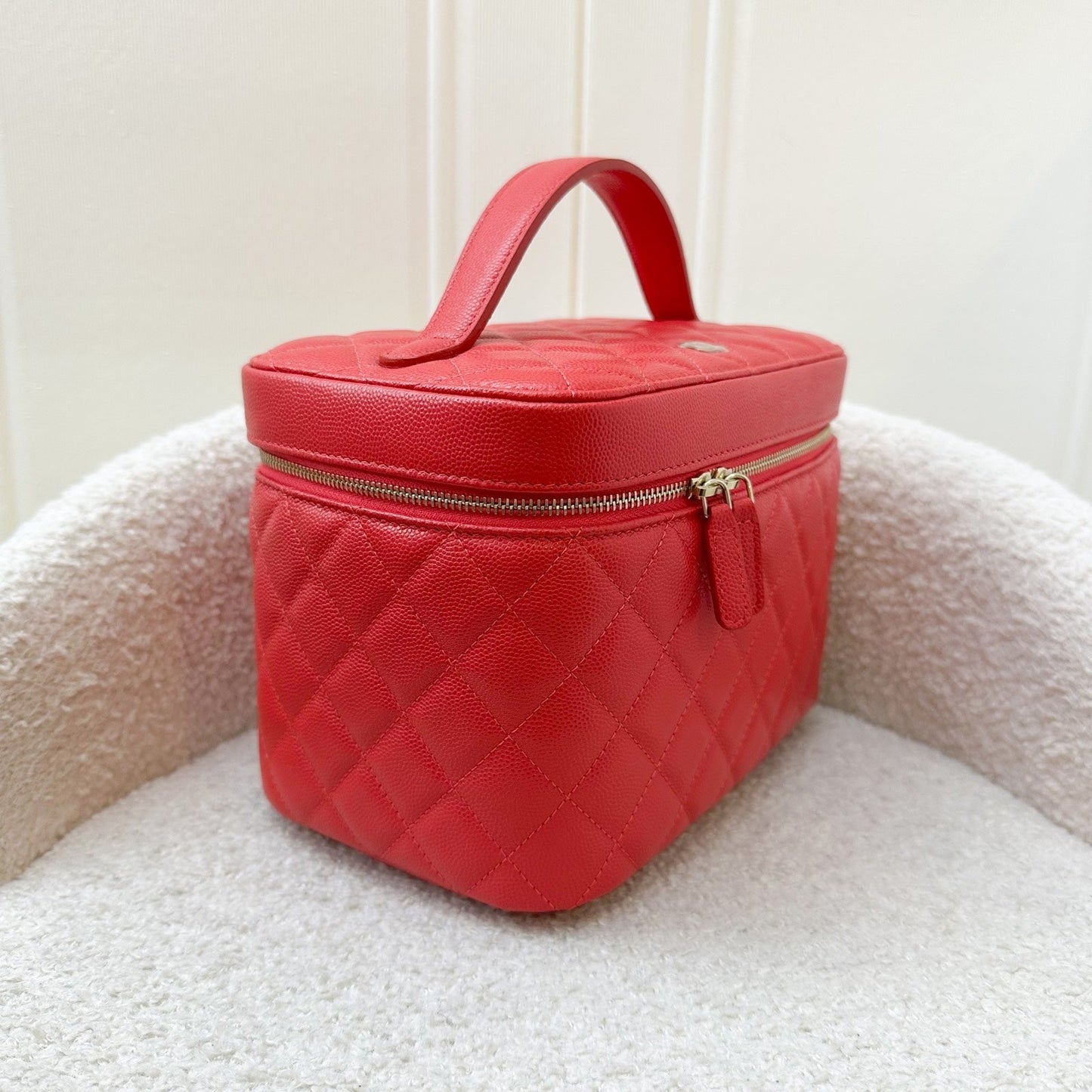 GLM-Top Handle Vanity Case in Raspberry Red Caviar LGHW