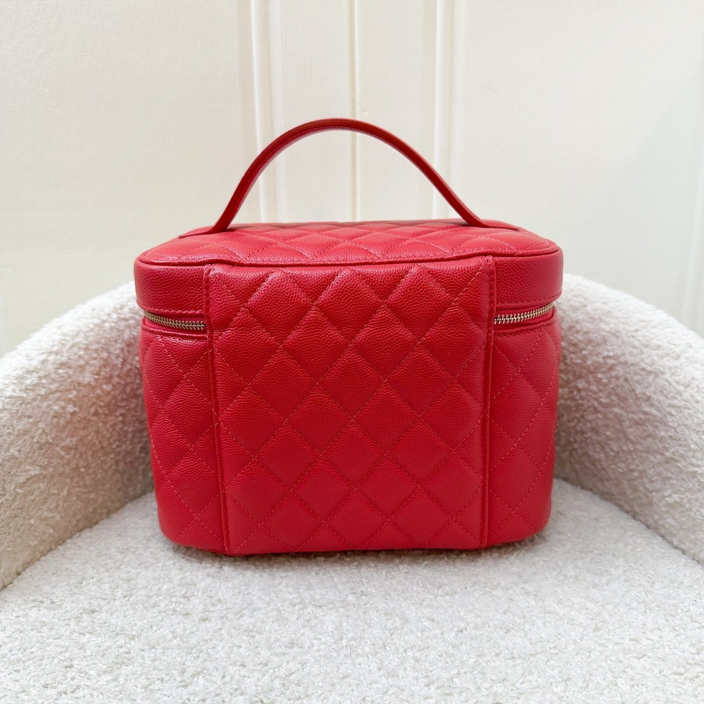 GLM-Top Handle Vanity Case in Raspberry Red Caviar LGHW
