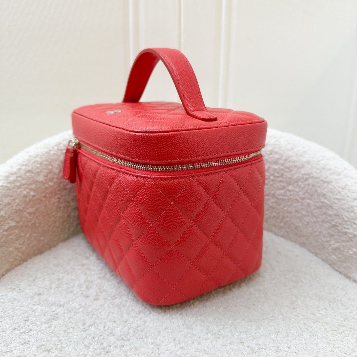 GLM-Top Handle Vanity Case in Raspberry Red Caviar LGHW