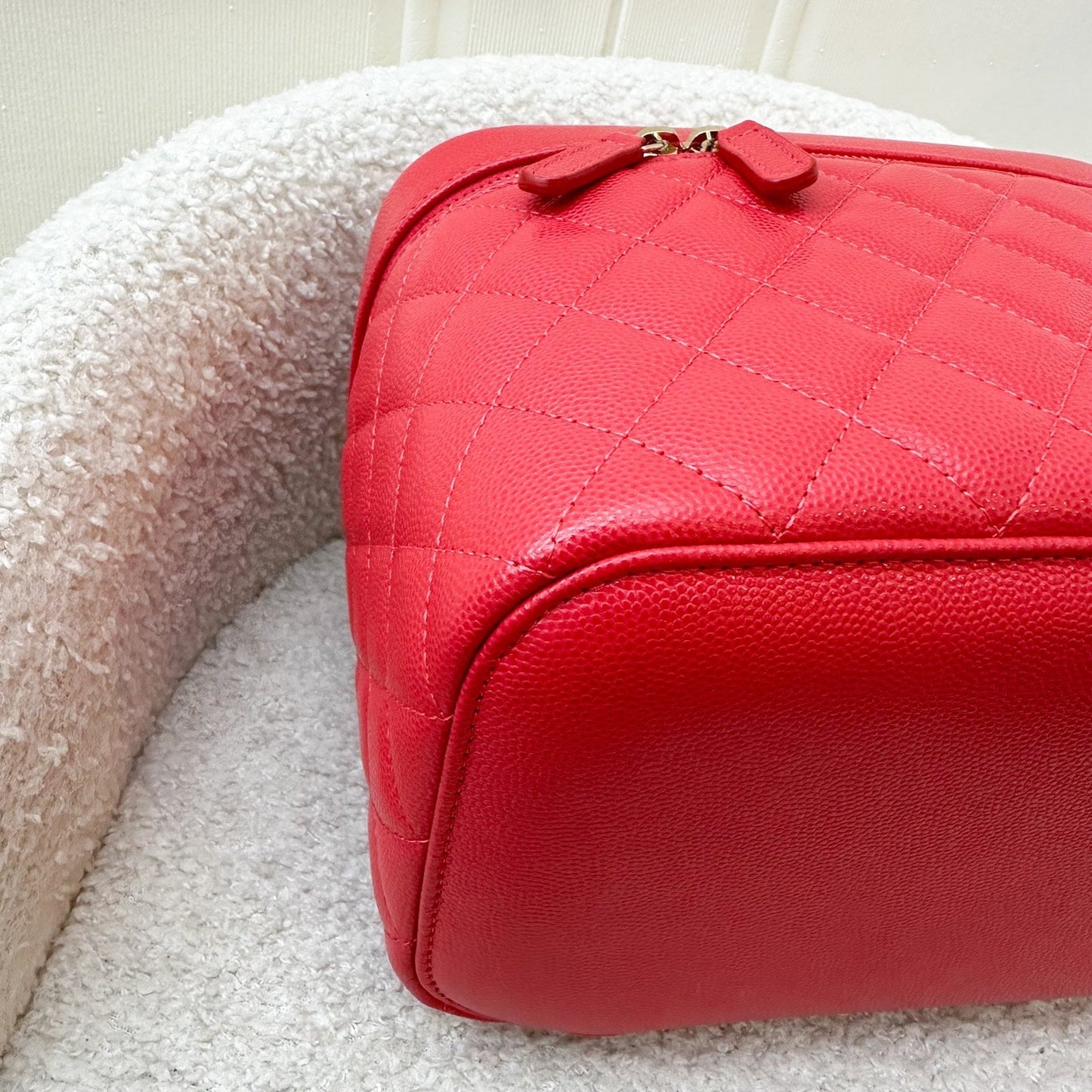 GLM-Top Handle Vanity Case in Raspberry Red Caviar LGHW