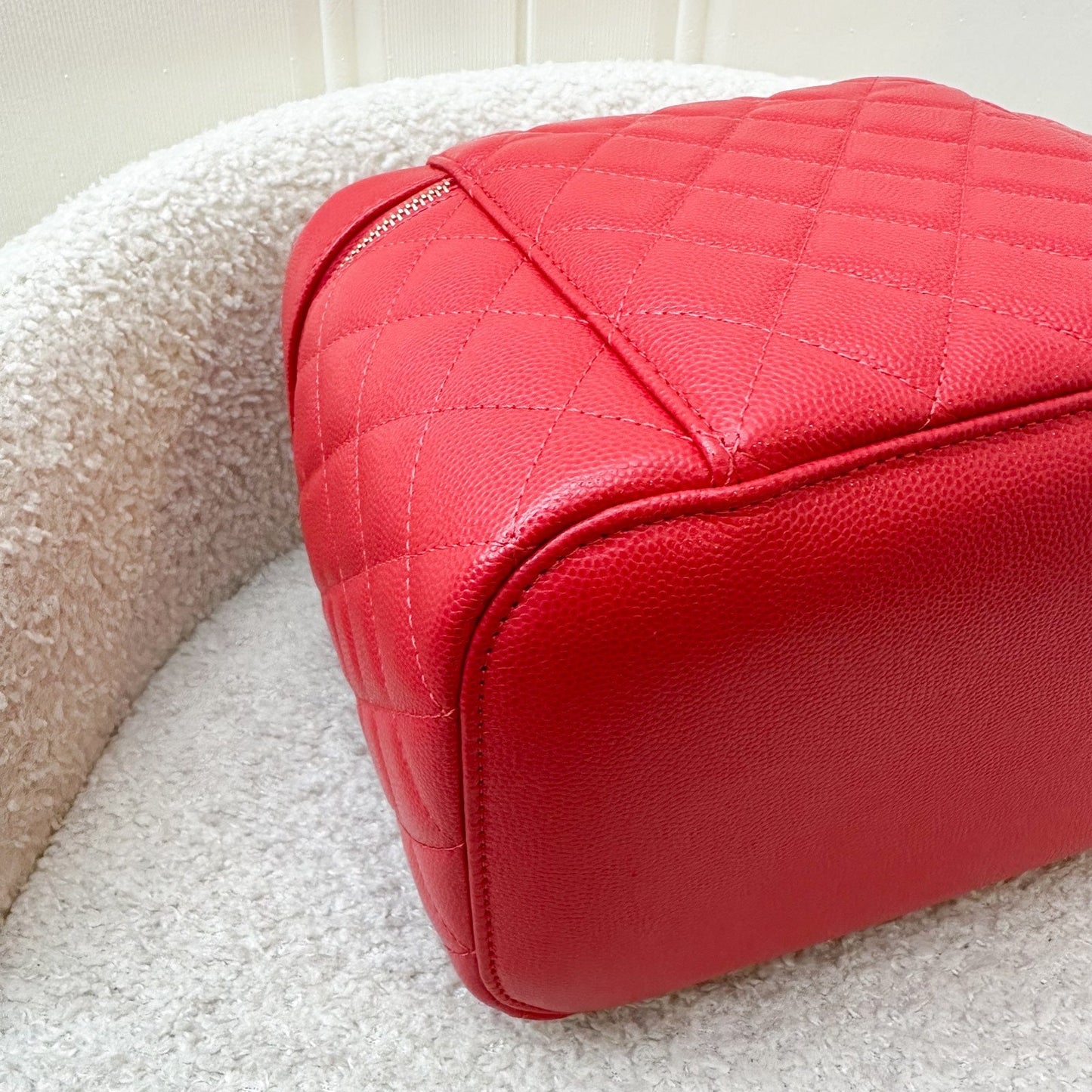 GLM-Top Handle Vanity Case in Raspberry Red Caviar LGHW