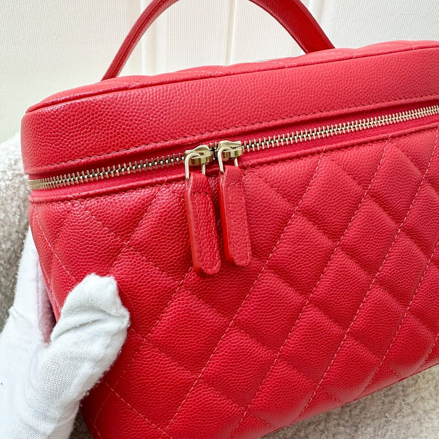 GLM-Top Handle Vanity Case in Raspberry Red Caviar LGHW