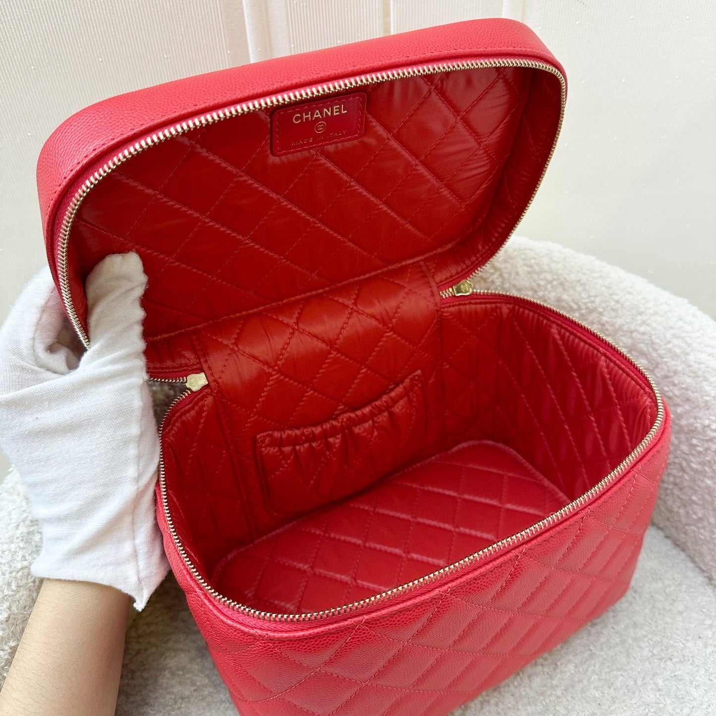 GLM-Top Handle Vanity Case in Raspberry Red Caviar LGHW