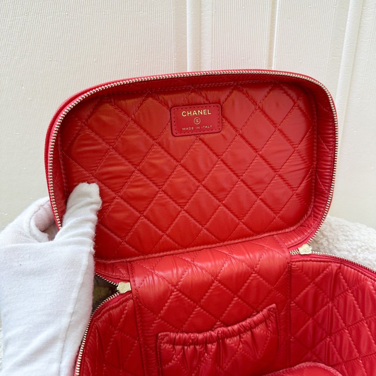 GLM-Top Handle Vanity Case in Raspberry Red Caviar LGHW