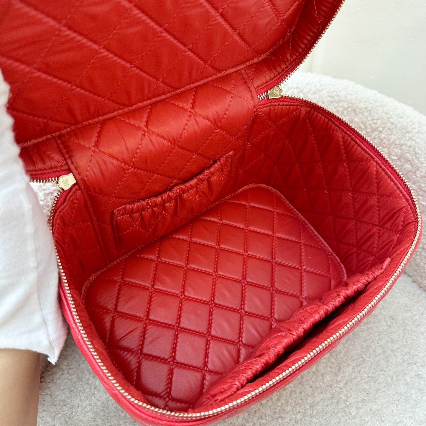 GLM-Top Handle Vanity Case in Raspberry Red Caviar LGHW
