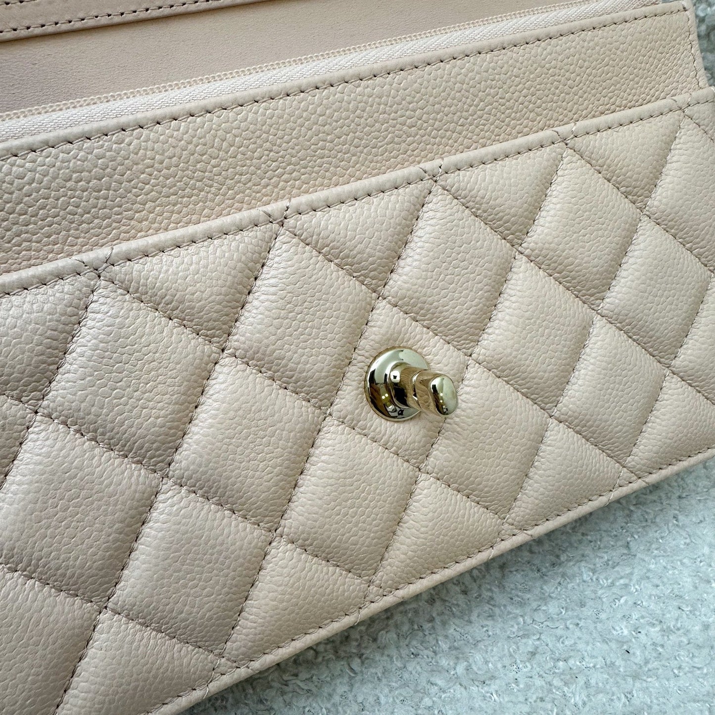 GLM-23S Ribbon Chain Wallet on Chain WOC in Beige Caviar LGHW