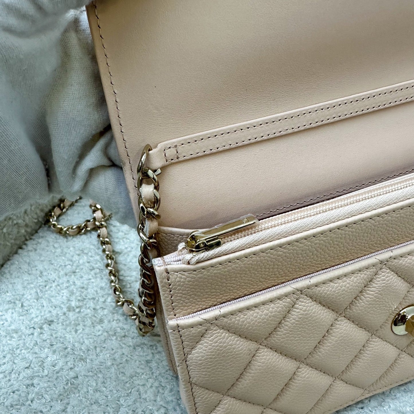 GLM-23S Ribbon Chain Wallet on Chain WOC in Beige Caviar LGHW
