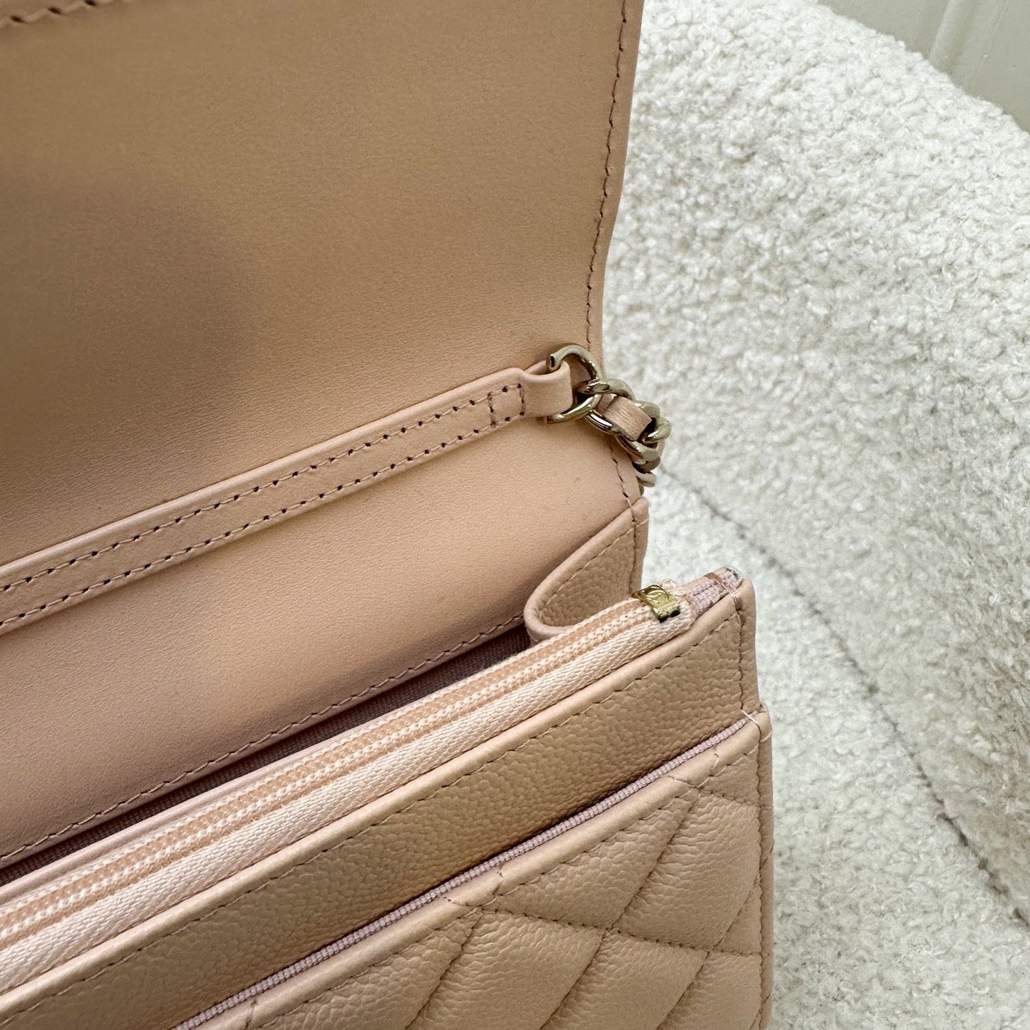 GLM-23S Ribbon Chain Wallet on Chain WOC in Beige Caviar LGHW