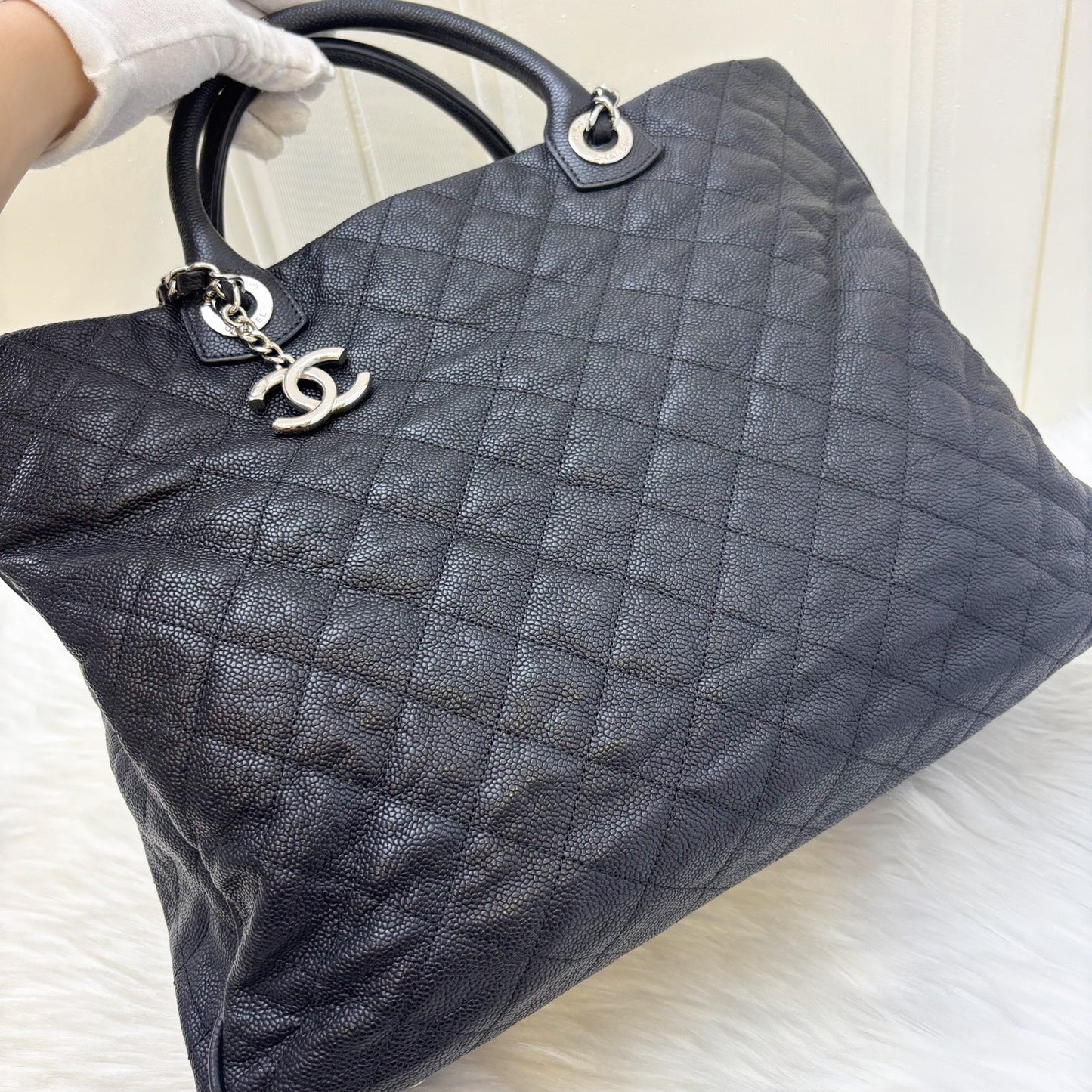 GLM-Seasonal Large Tote with GLM- Logo Charm in Black Caviar and SHW (Model: A68454)