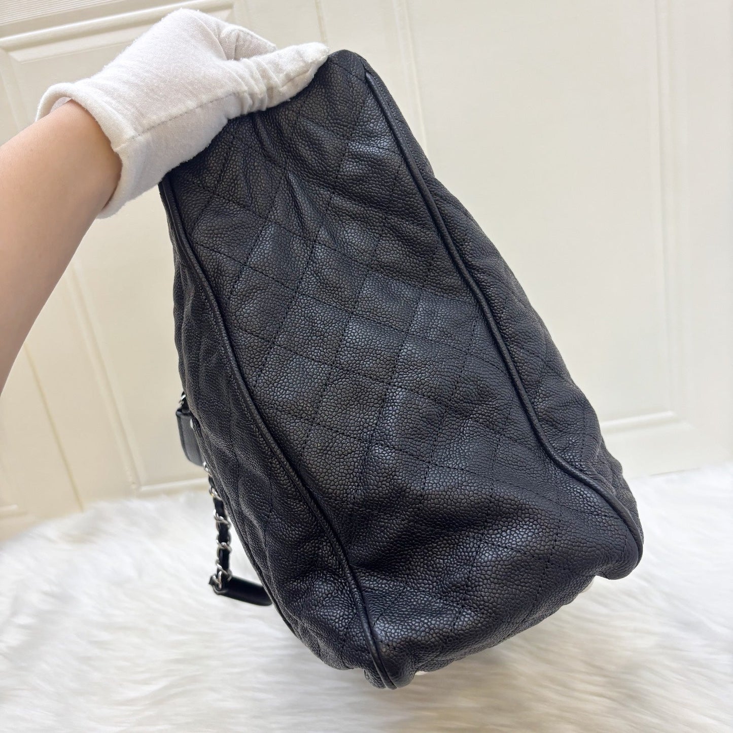 GLM-Seasonal Large Tote with GLM- Logo Charm in Black Caviar and SHW (Model: A68454)