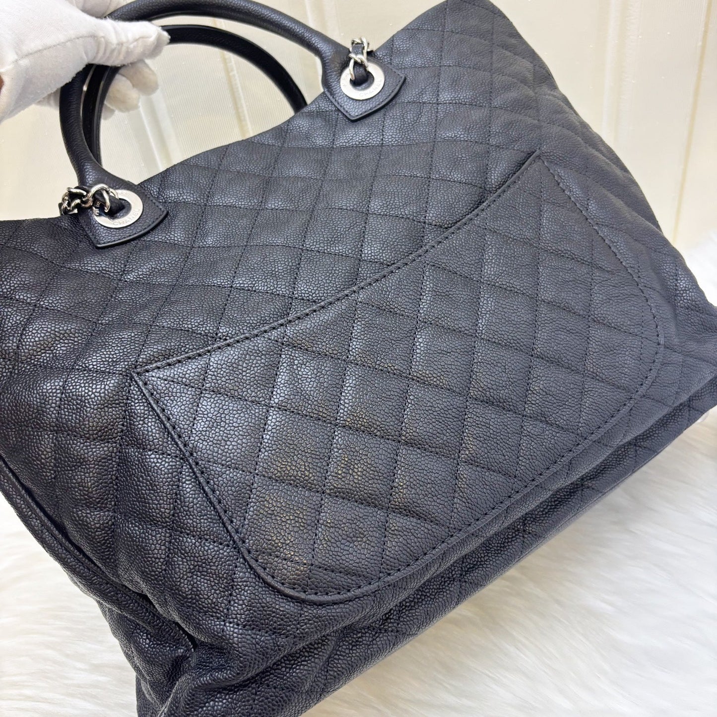 GLM-Seasonal Large Tote with GLM- Logo Charm in Black Caviar and SHW (Model: A68454)