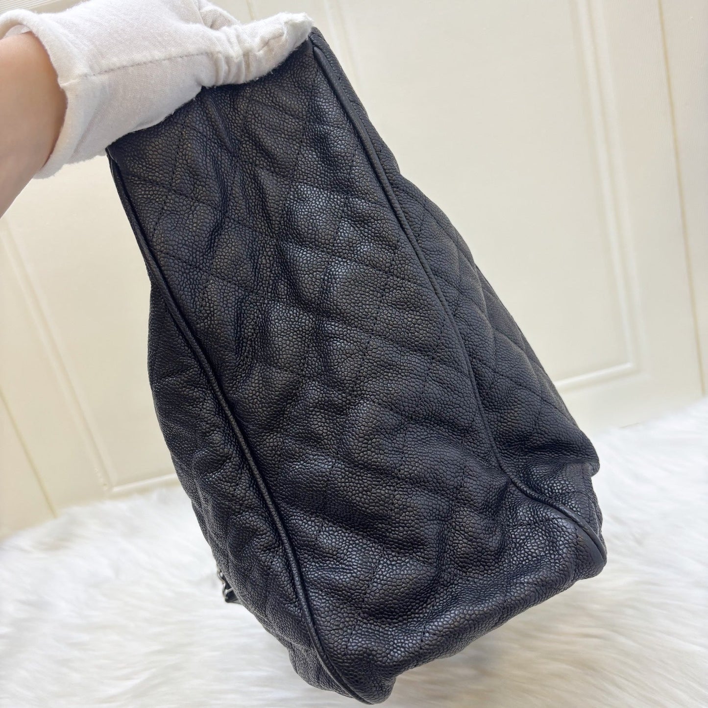 GLM-Seasonal Large Tote with GLM- Logo Charm in Black Caviar and SHW (Model: A68454)