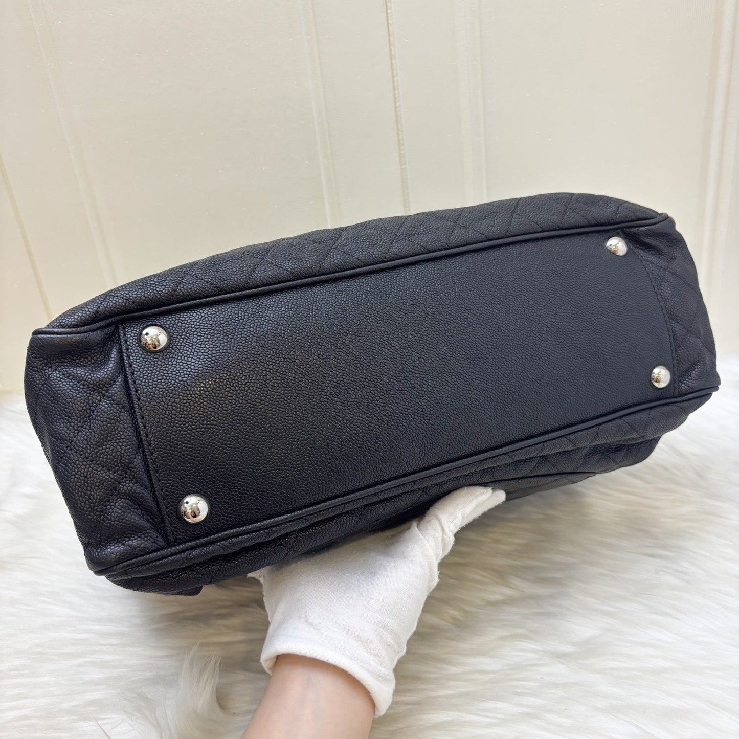 GLM-Seasonal Large Tote with GLM- Logo Charm in Black Caviar and SHW (Model: A68454)