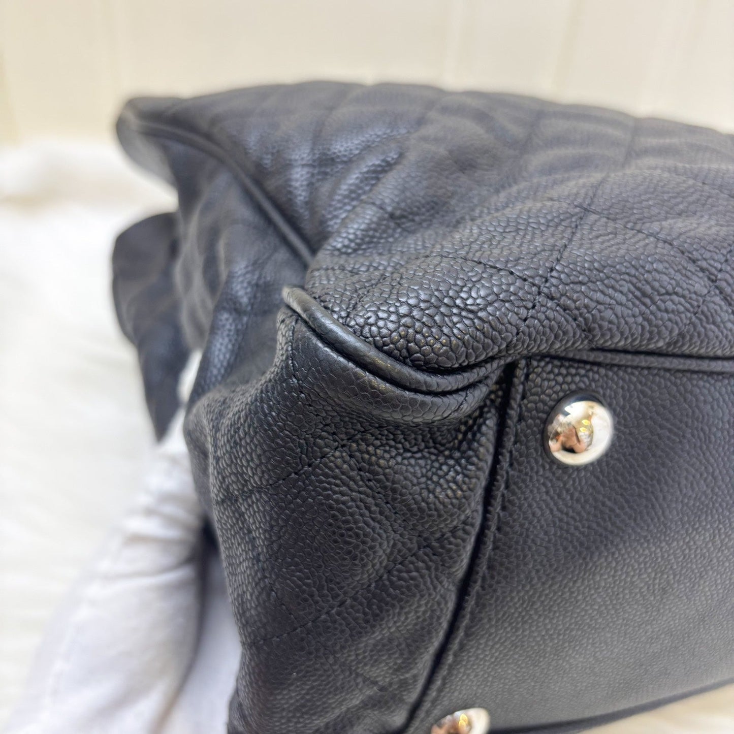 GLM-Seasonal Large Tote with GLM- Logo Charm in Black Caviar and SHW (Model: A68454)
