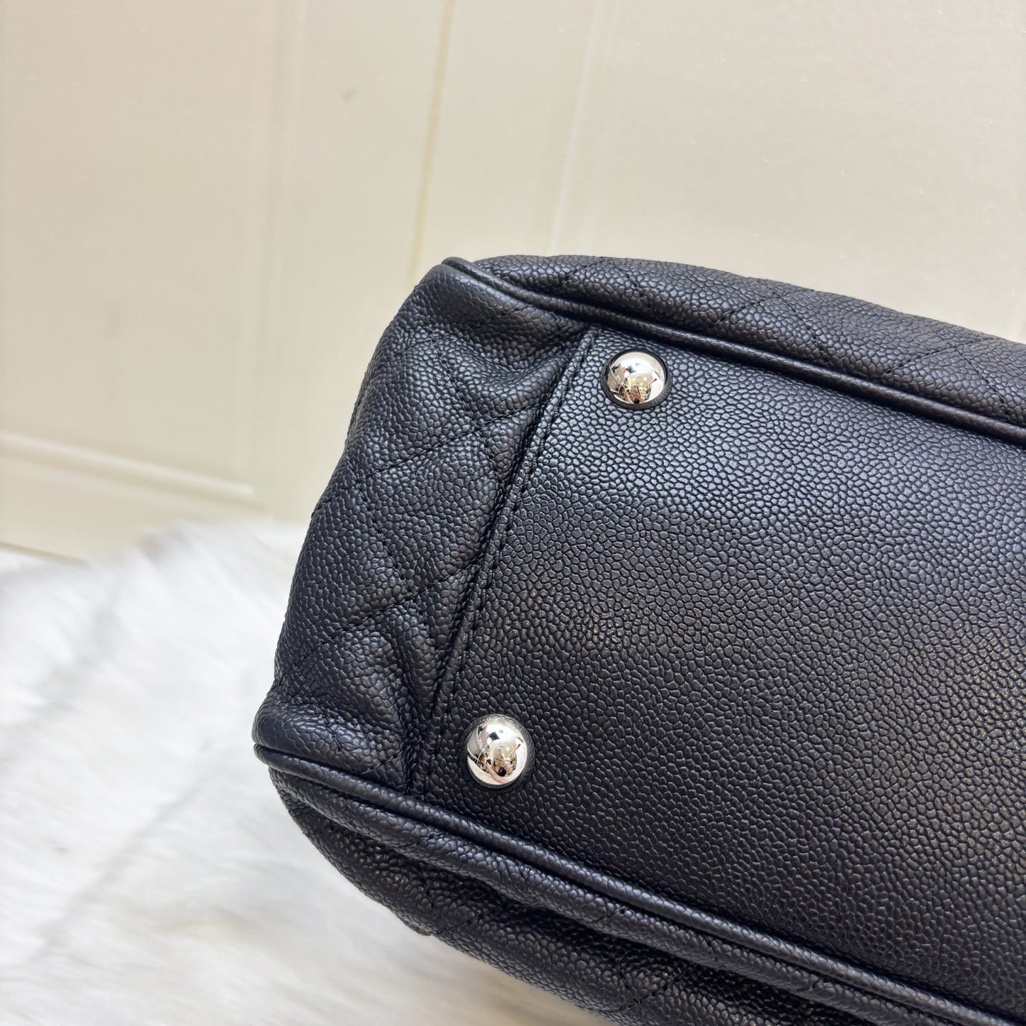 GLM-Seasonal Large Tote with GLM- Logo Charm in Black Caviar and SHW (Model: A68454)